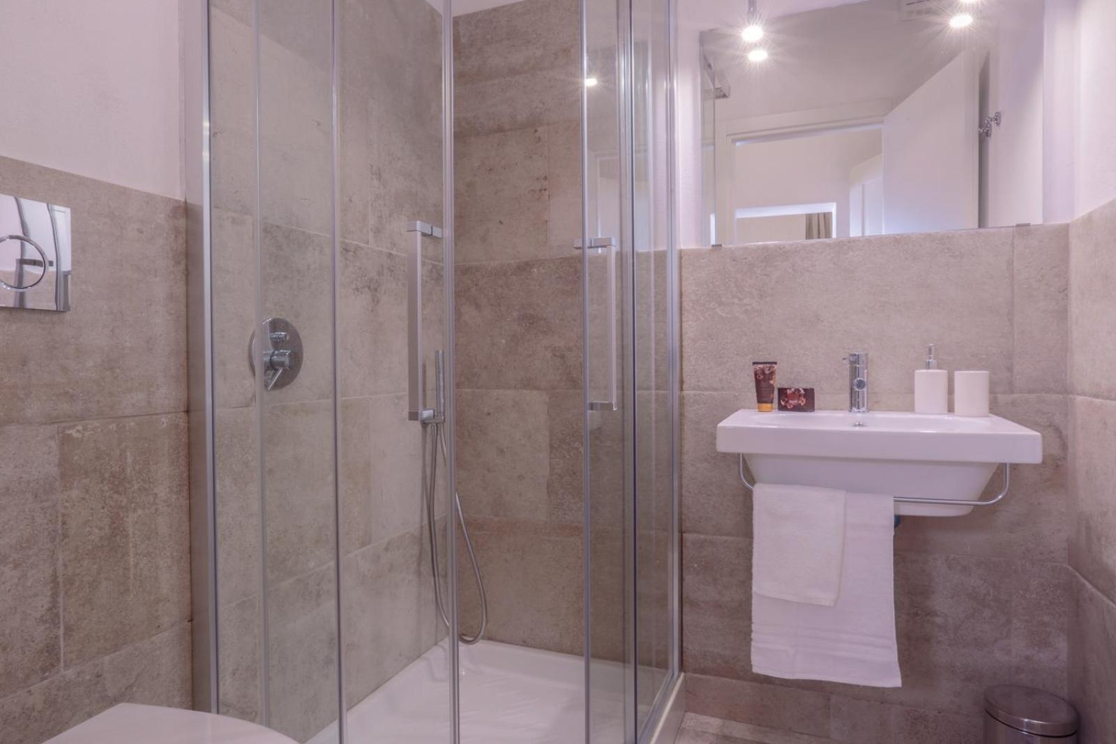 Double Room with Private Bathroom - Photo 4