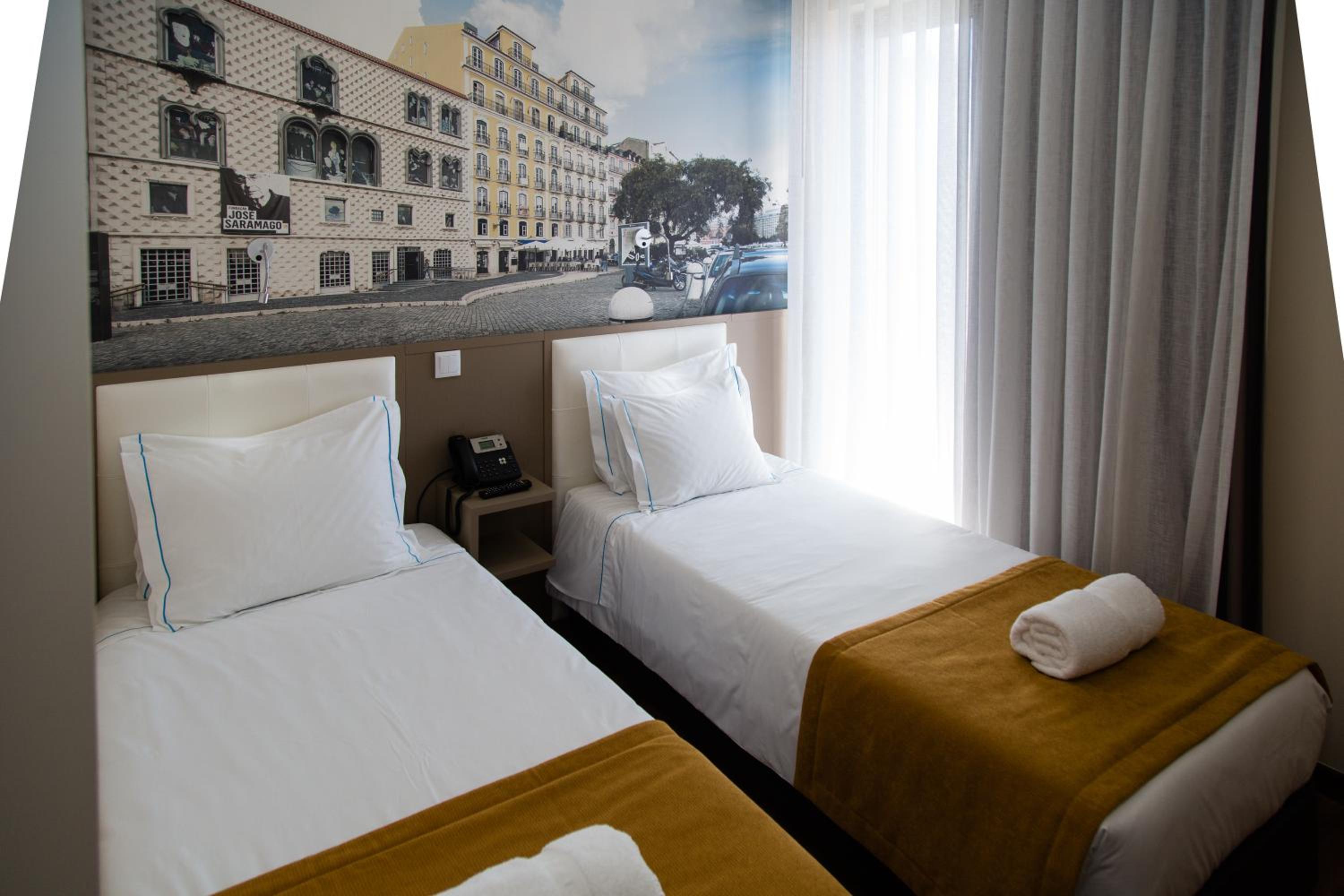 Twin Room thumbnail 5