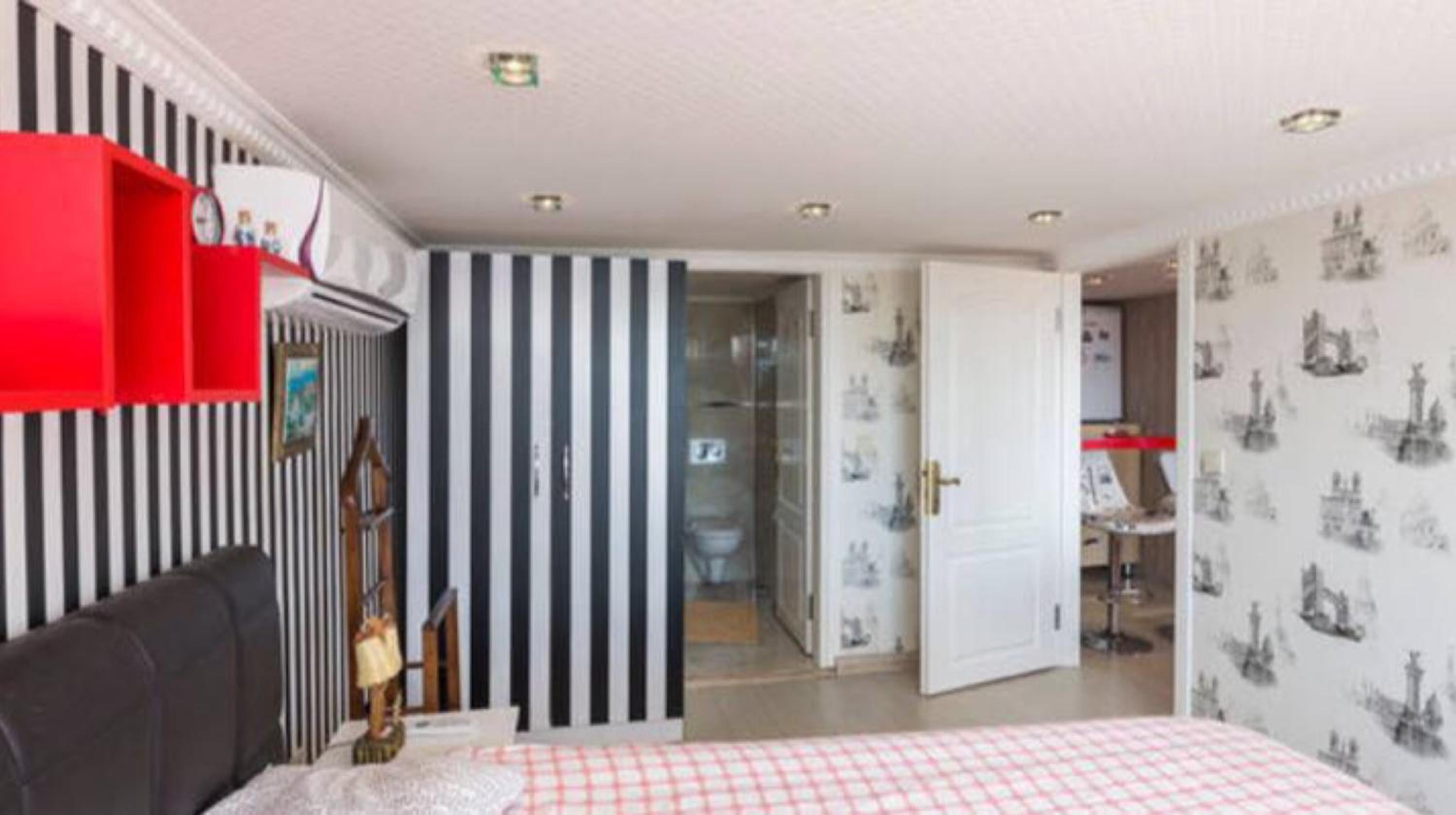 One-Bedroom Apartment photo 2