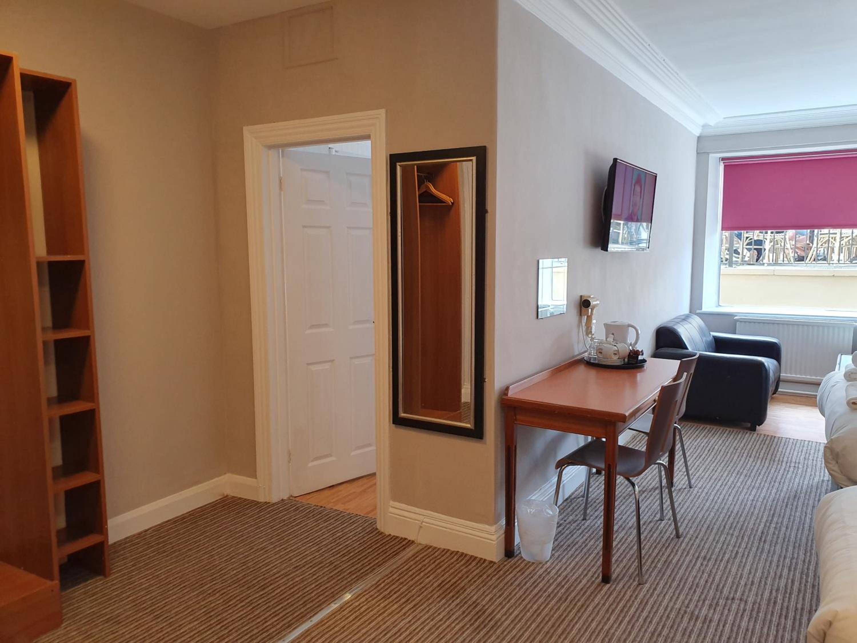 Basic Quadruple Room photo 2