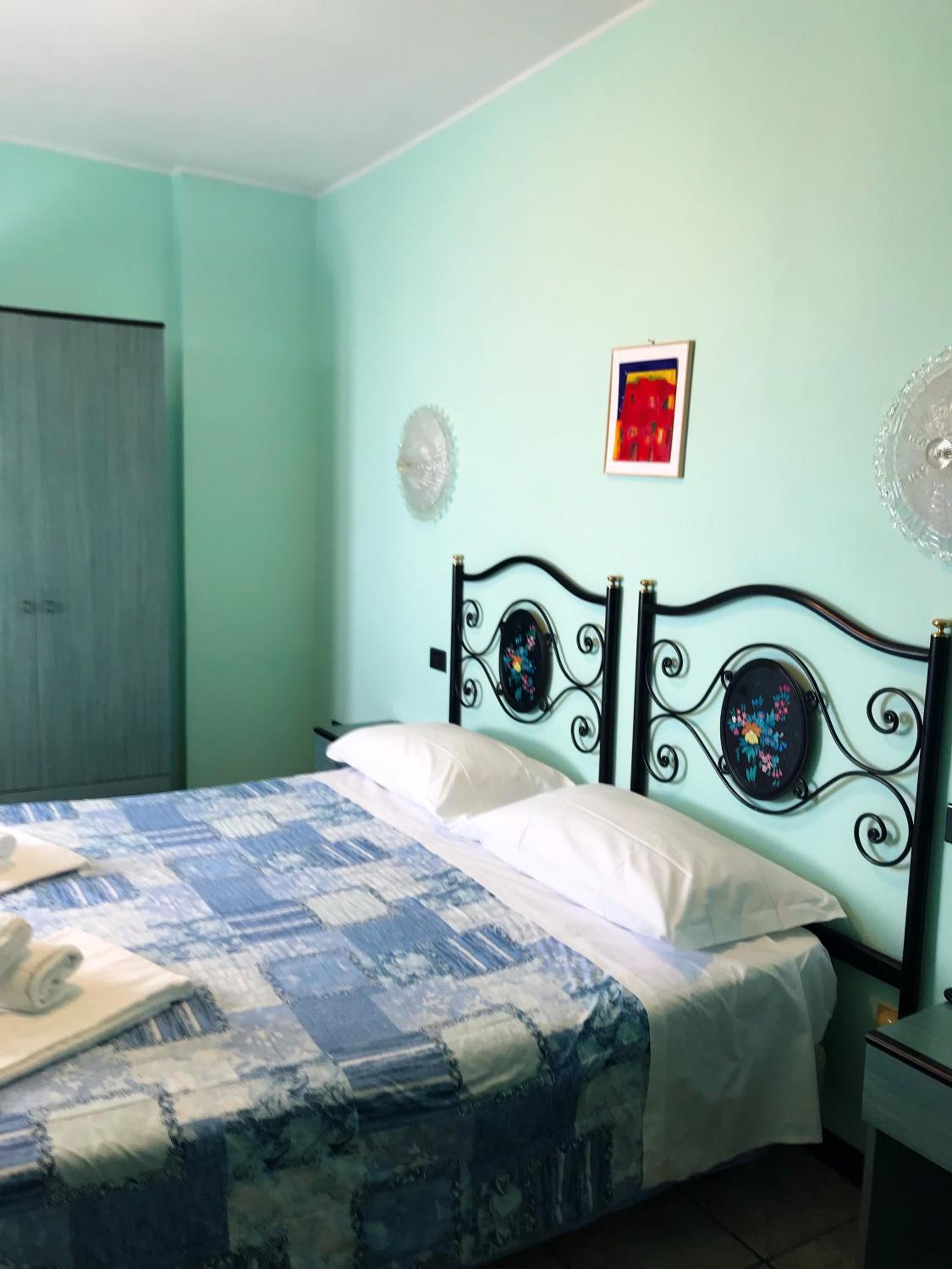 Large Double Room - Photo 1