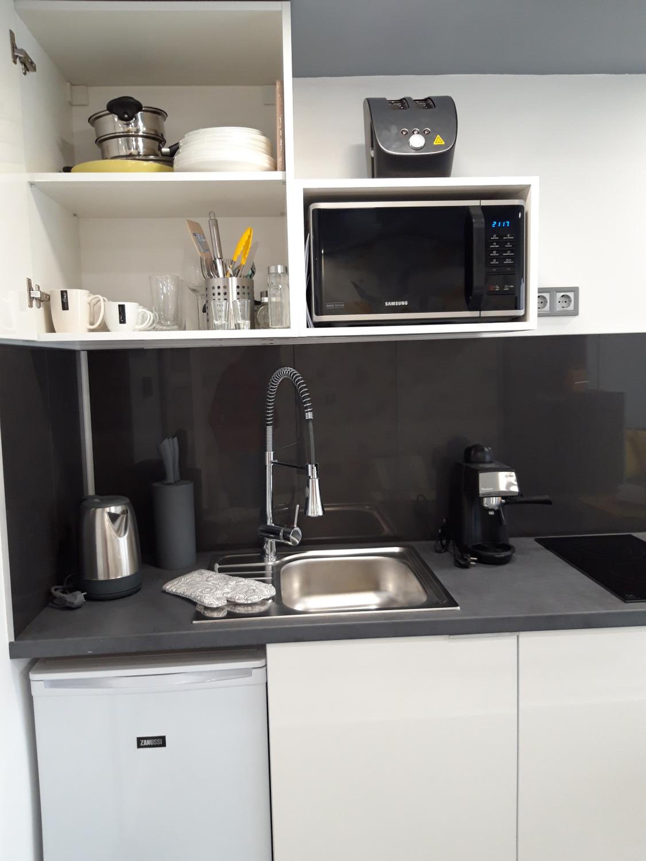 One-Bedroom Apartment - Photo 2