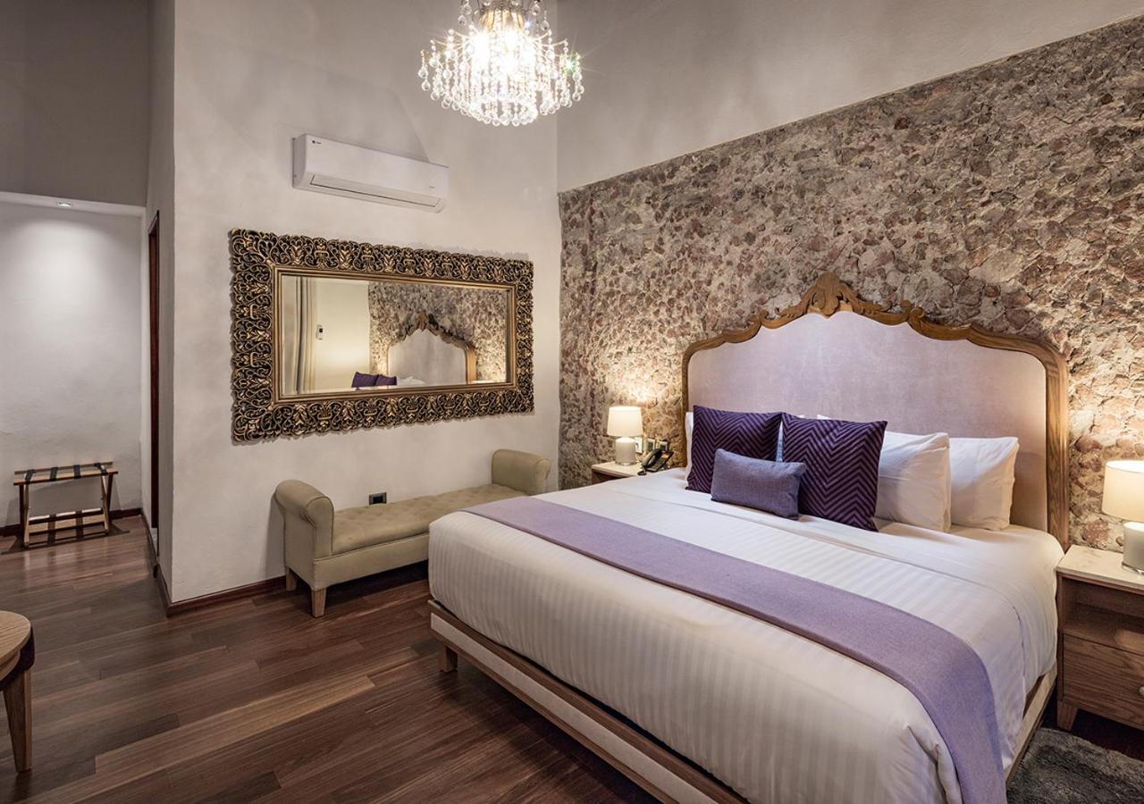 King Room with Balcony - Photo 4
