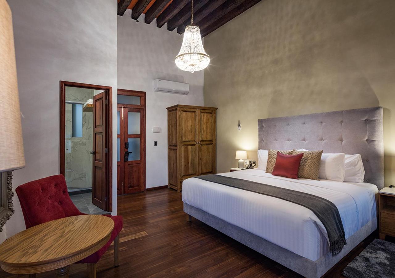 King Room with Balcony - Photo 6