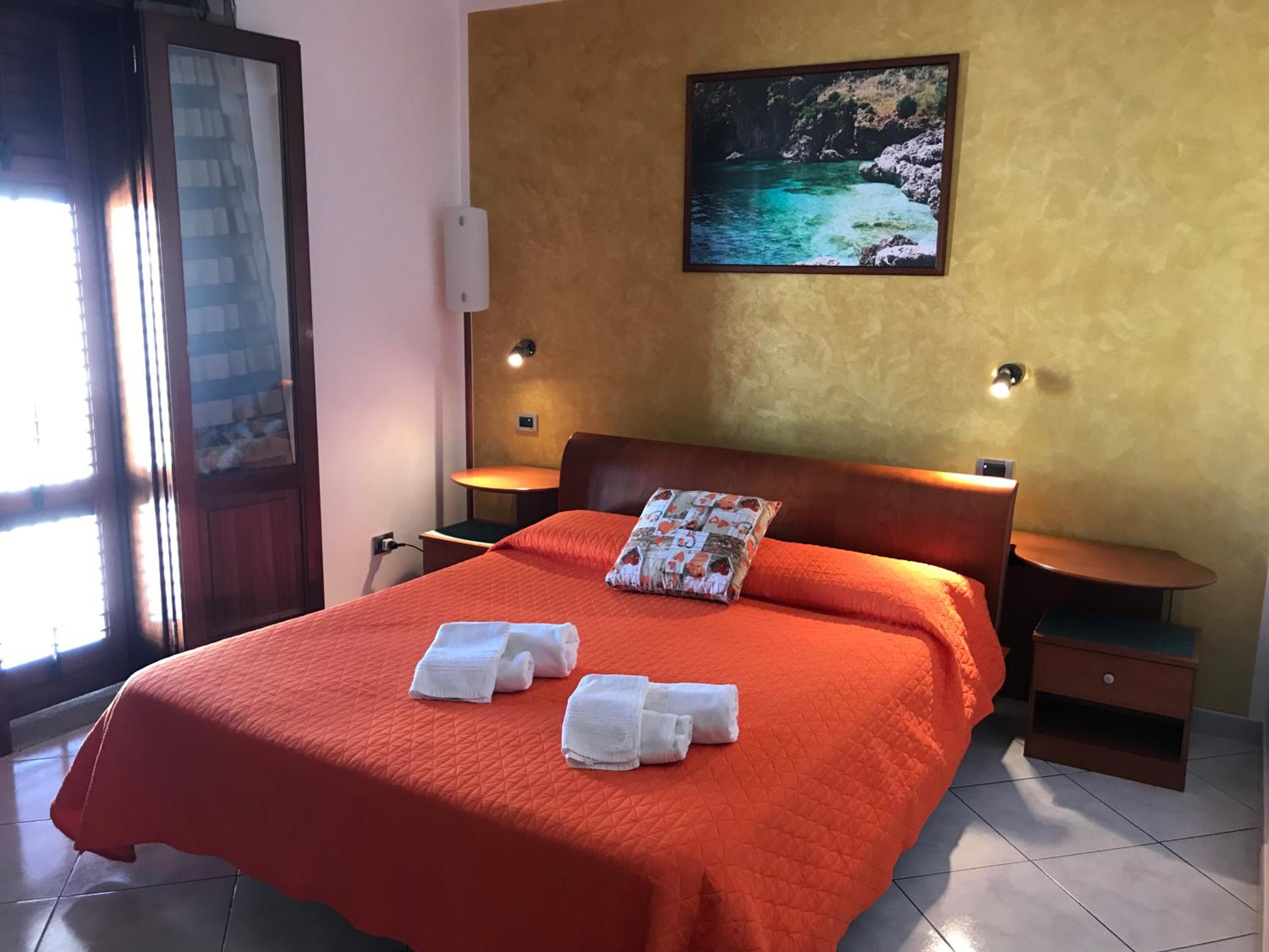 Deluxe Double Room with Bath - Photo 5