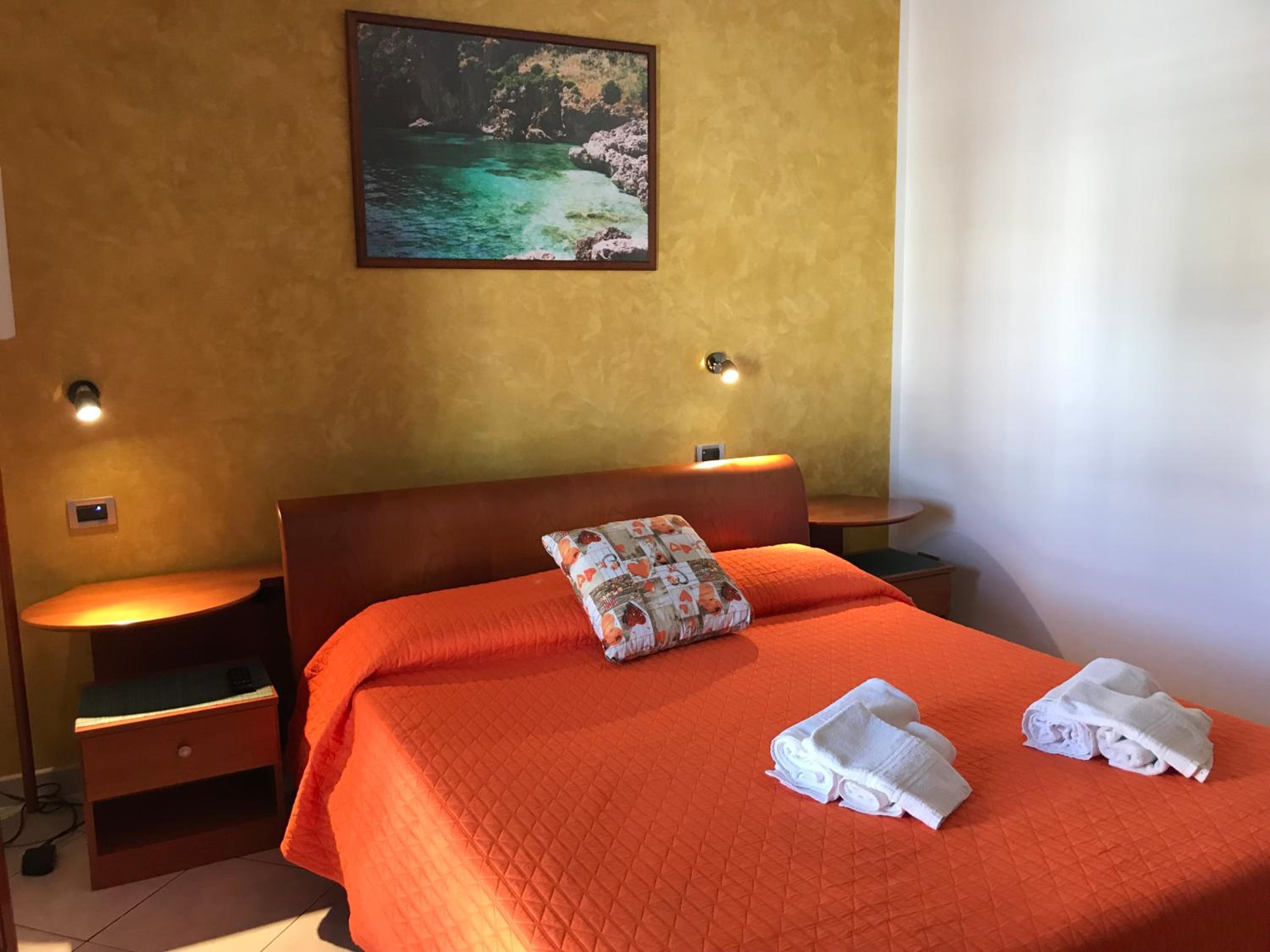 Deluxe Double Room with Bath - Photo 6