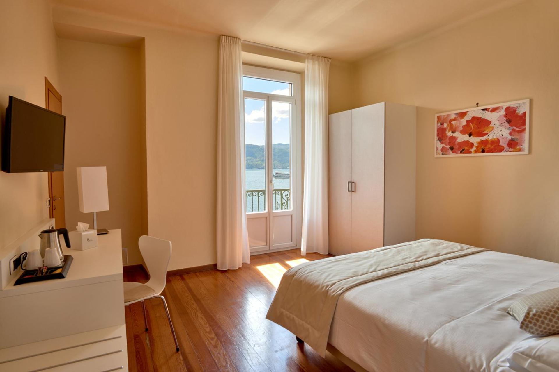 Double or Twin Room with Lake View - Photo 3