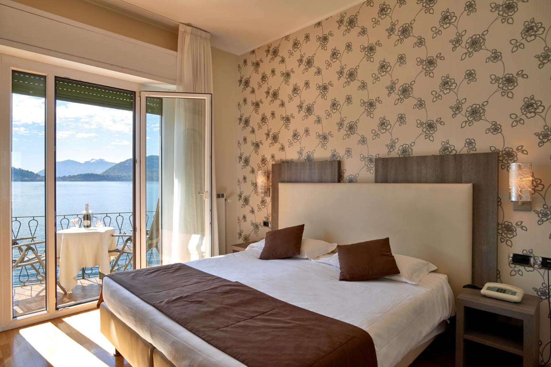 Double or Twin Room with Lake View - Photo 2