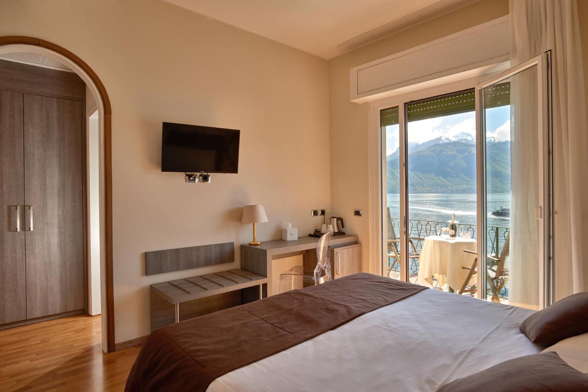 Double or Twin Room with Lake View - Photo 1