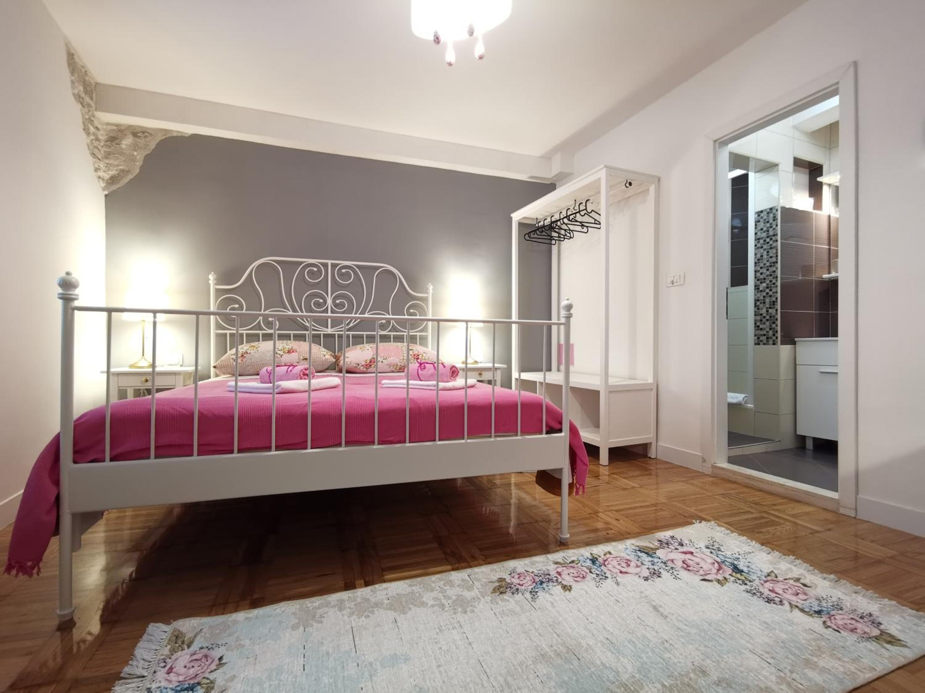 Double Room with Private Bathroom - Photo 12