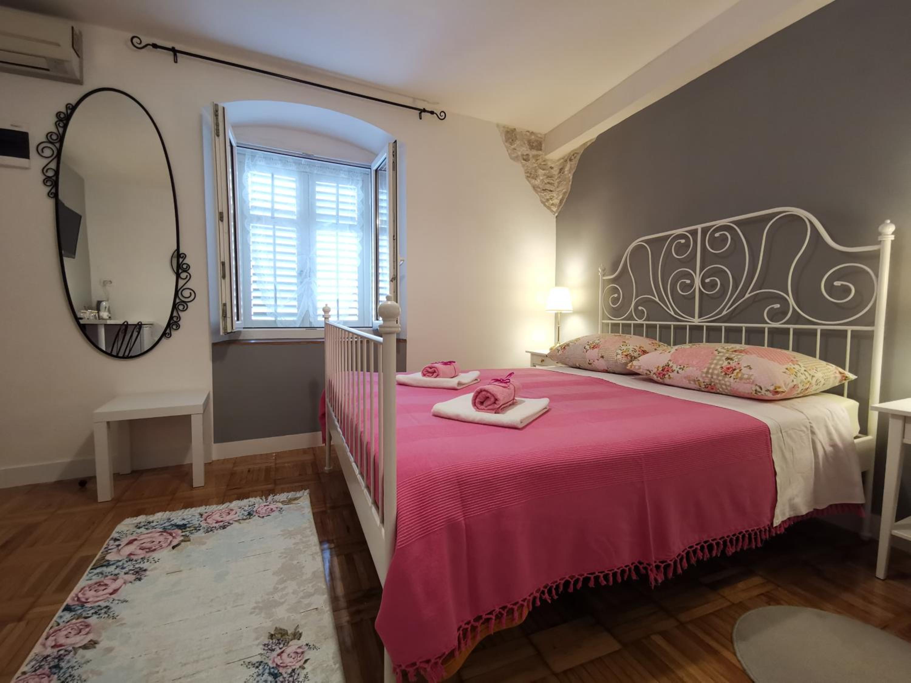 Double Room with Private Bathroom - Photo 11