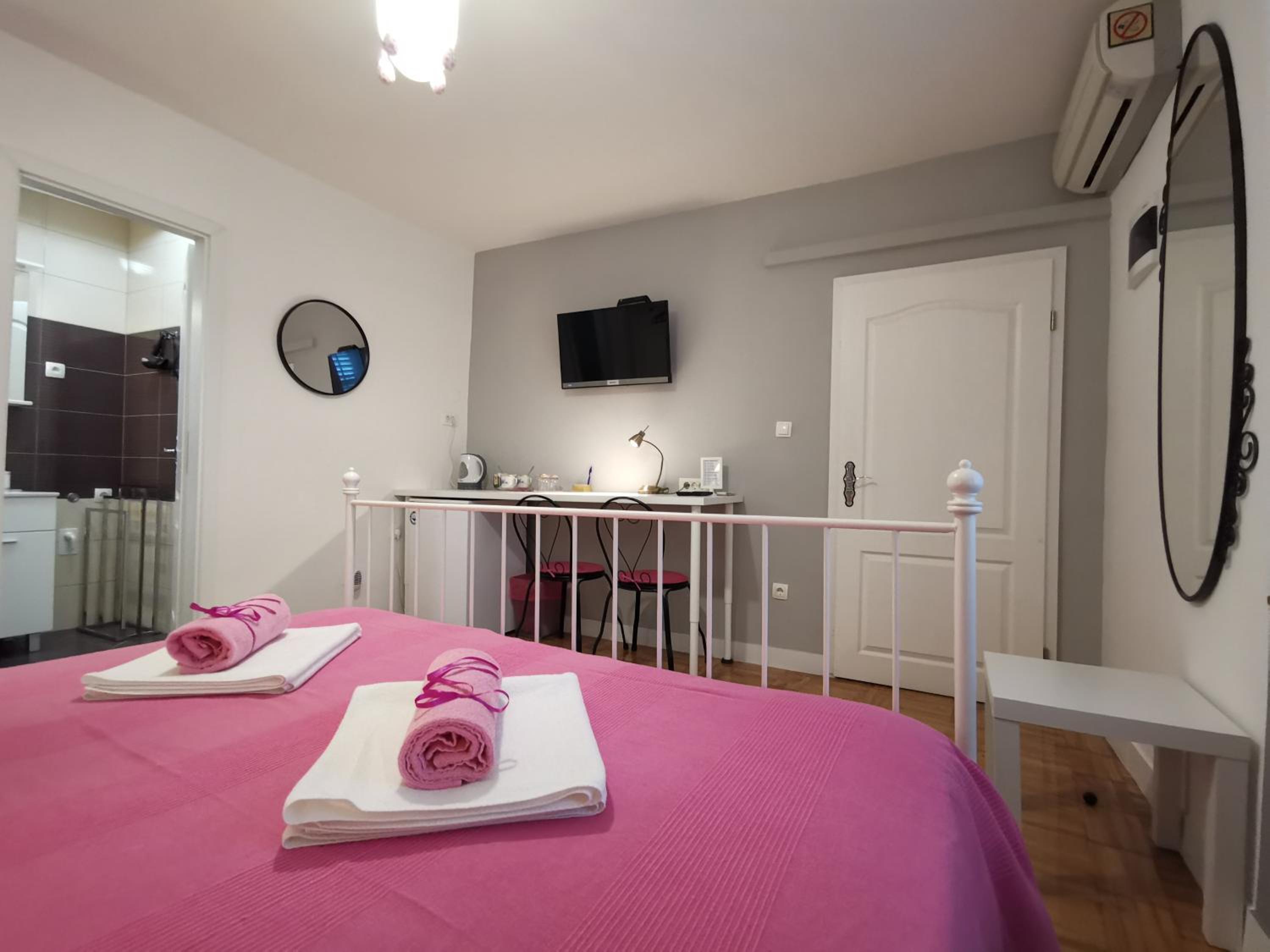Double Room with Private Bathroom - Photo 10
