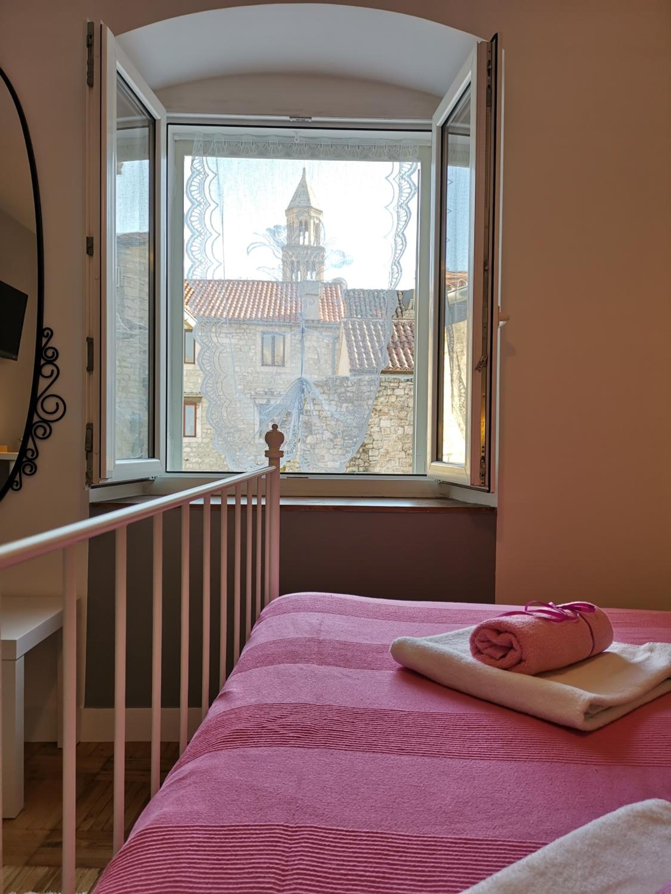 Double Room with Private Bathroom - Photo 9