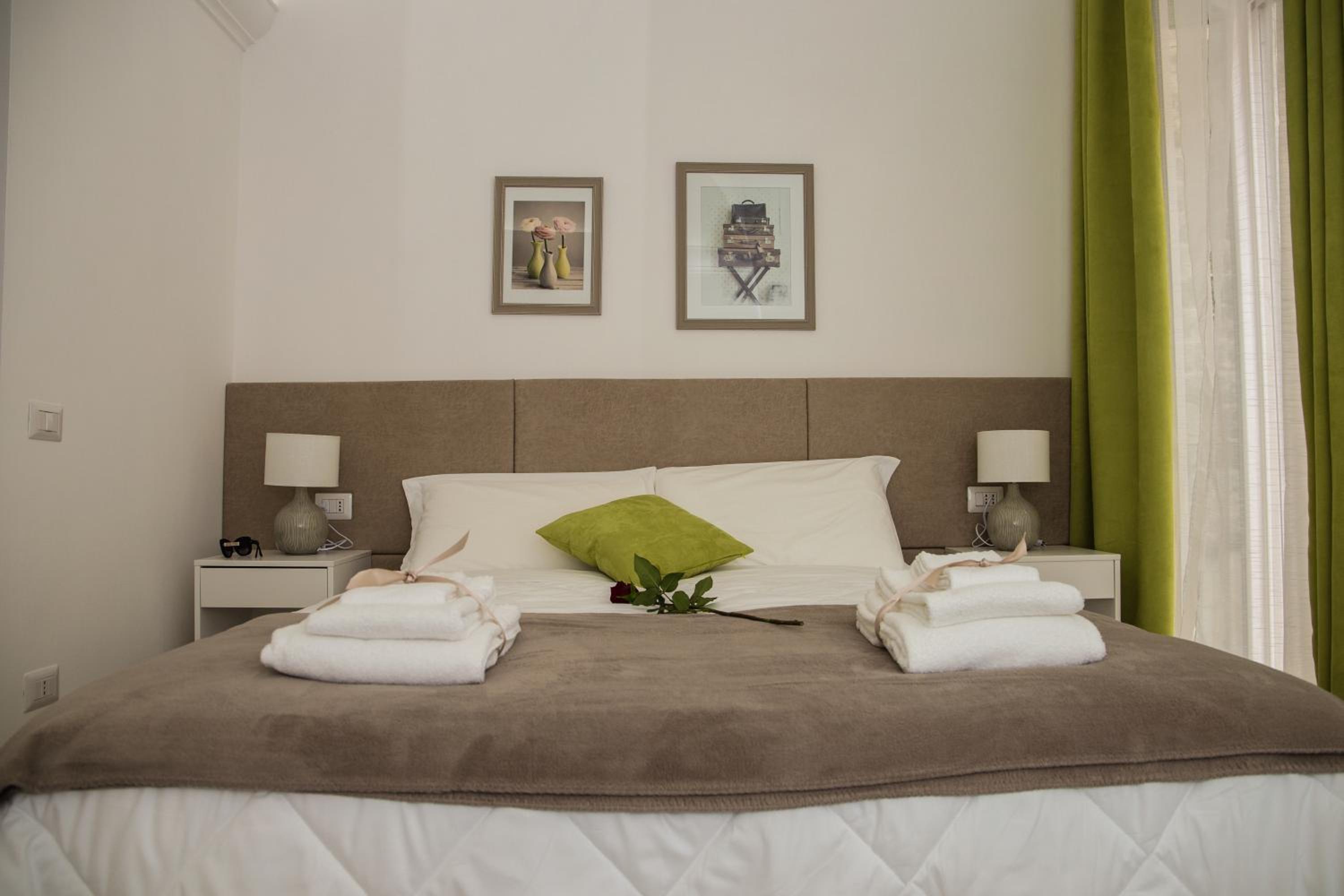 Double Room with Balcony - Photo 4