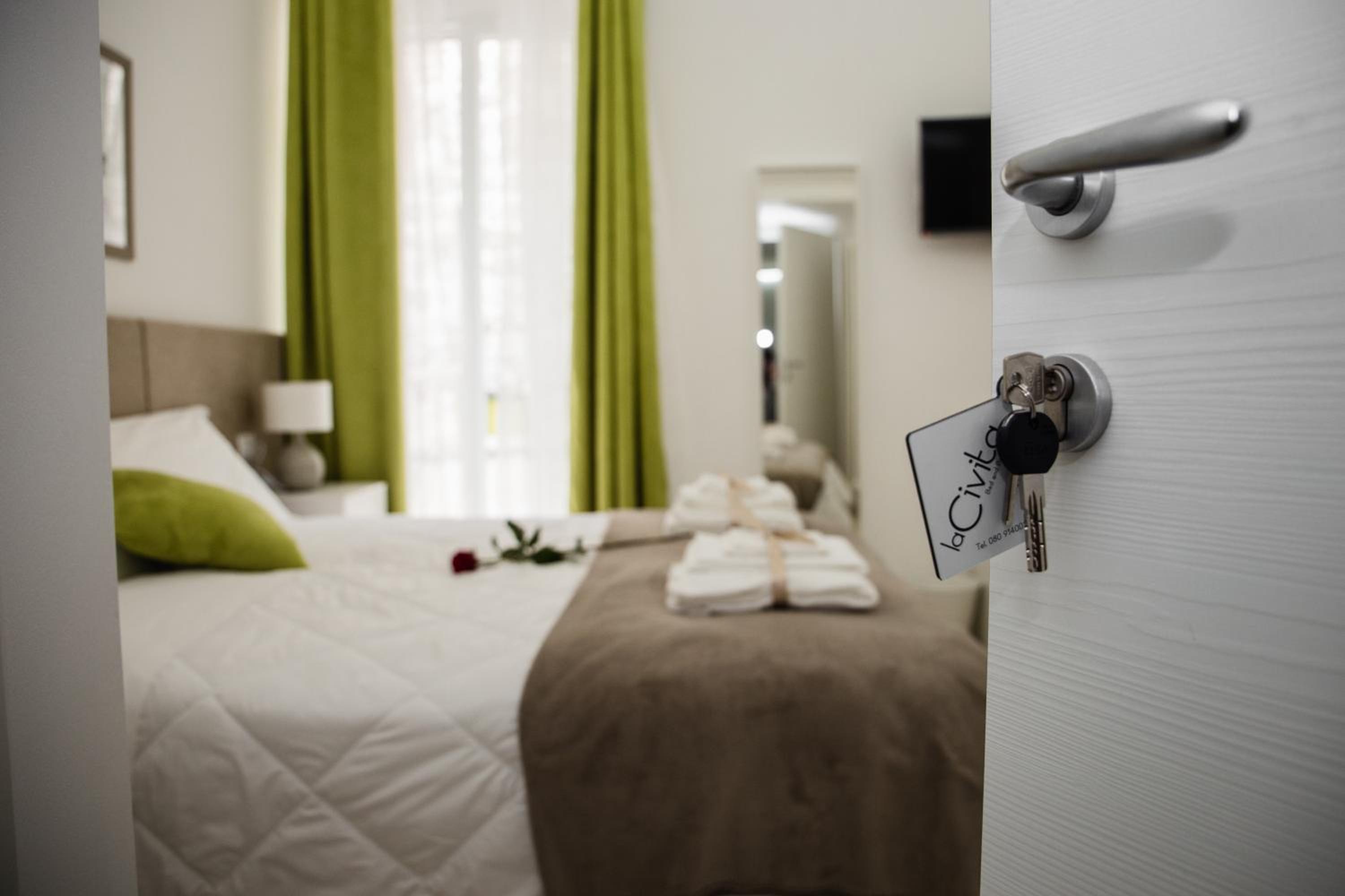 Double Room with Balcony - Photo 1