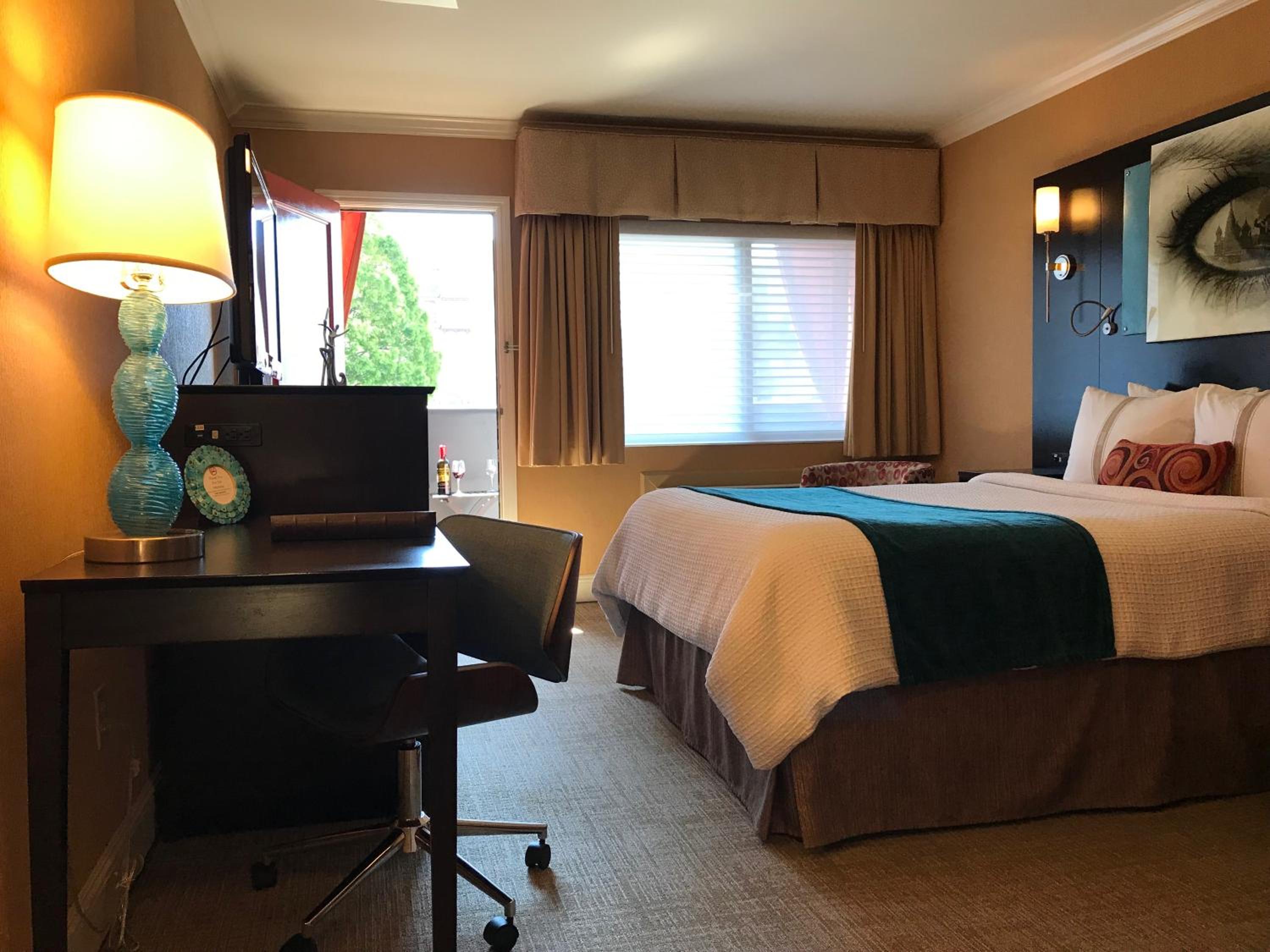 Deluxe Queen Room with One Queen Bed photo 1