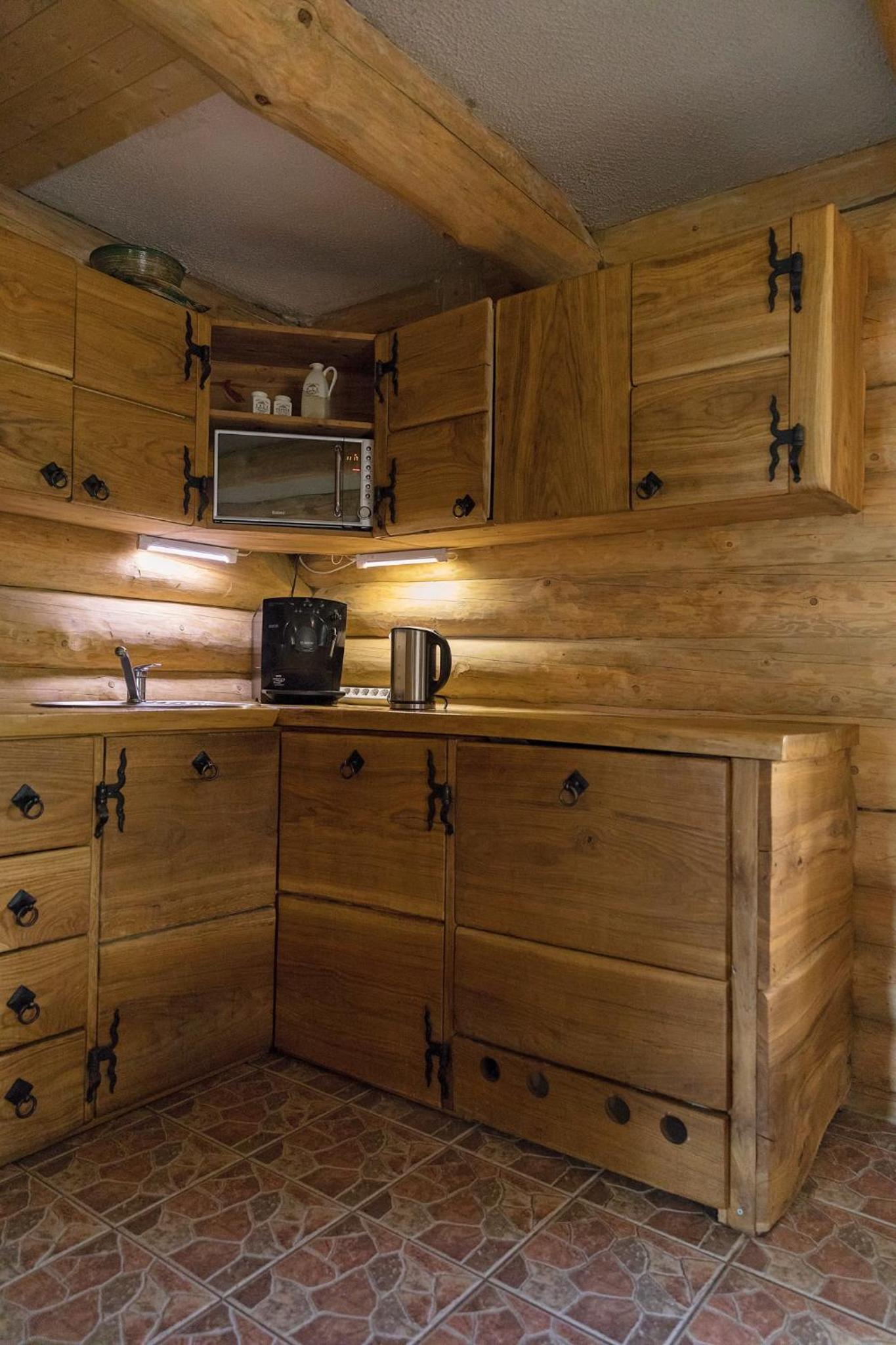 Seven-Bedroom House - Photo 2