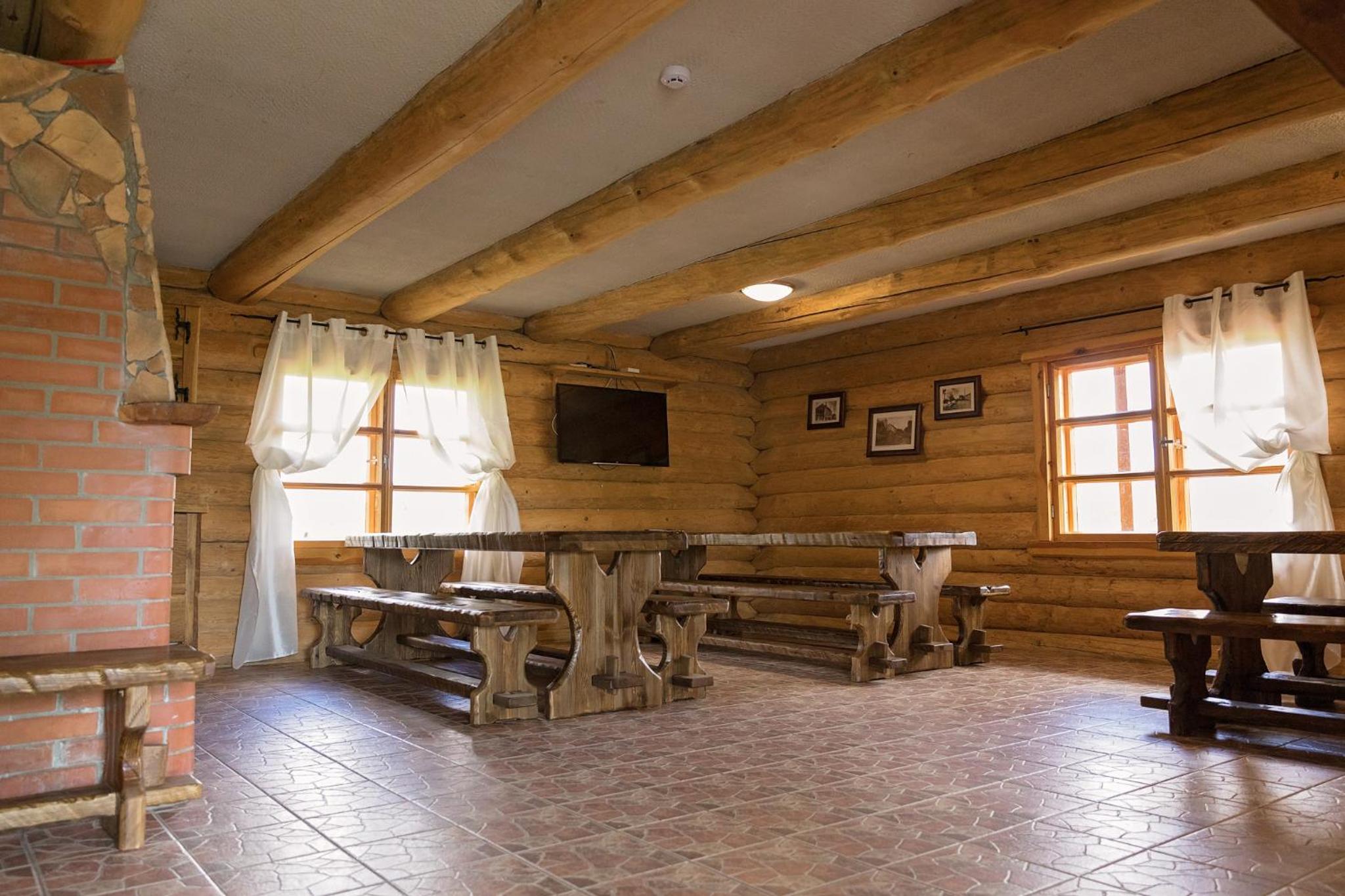 Seven-Bedroom House - Photo 4