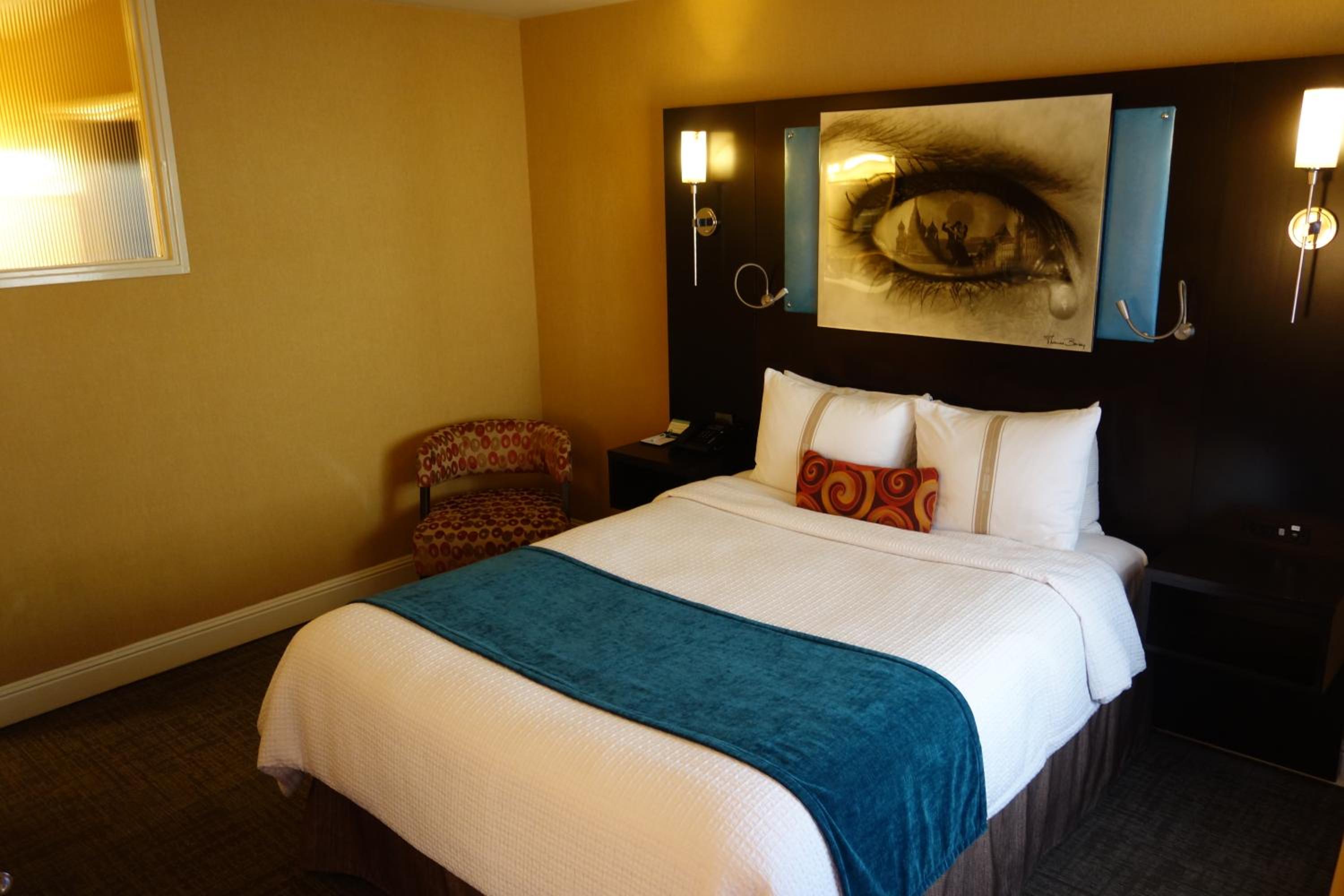 Traditional Queen Room with One Queen Bed photo 1