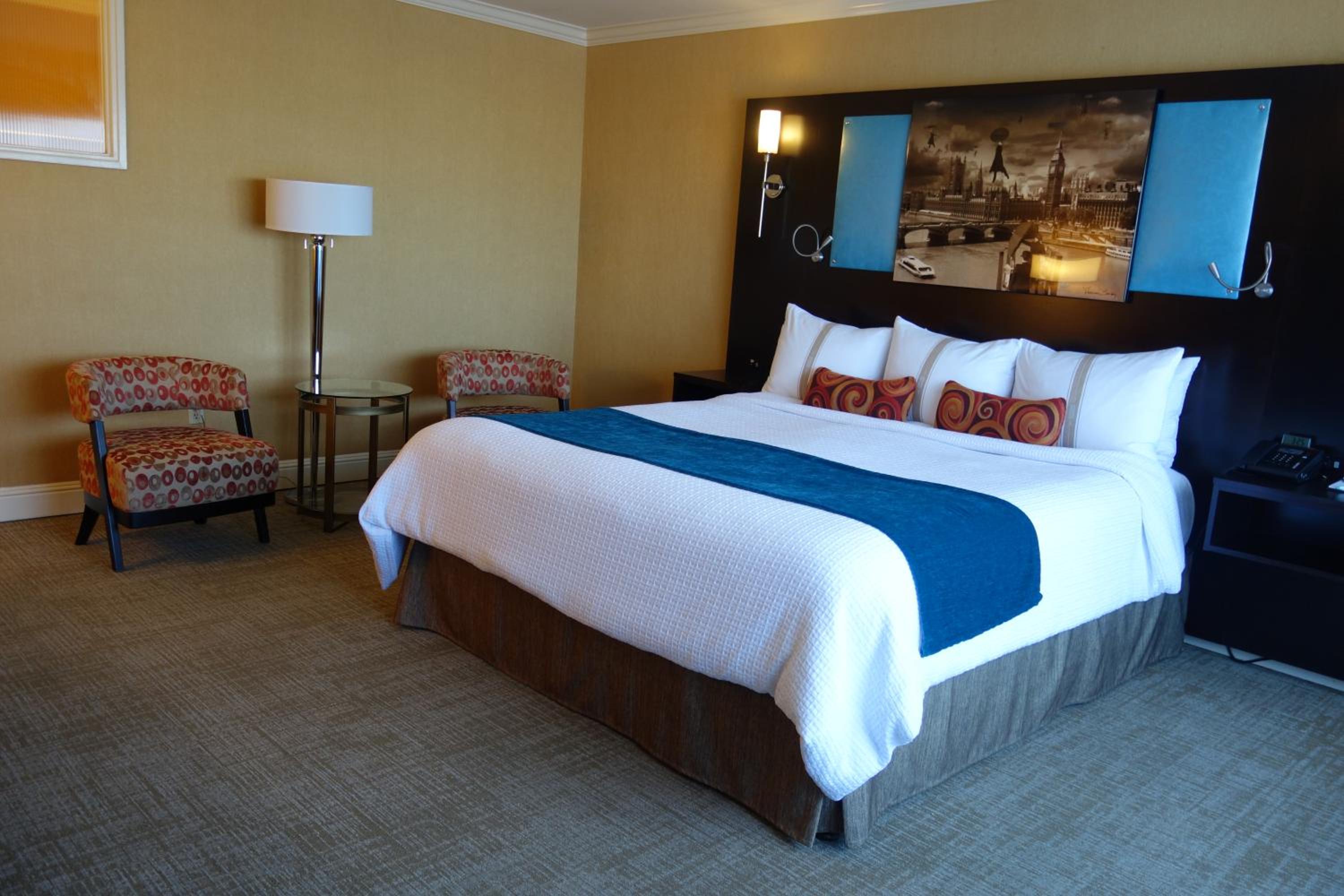 Deluxe King Room with Balcony photo 1