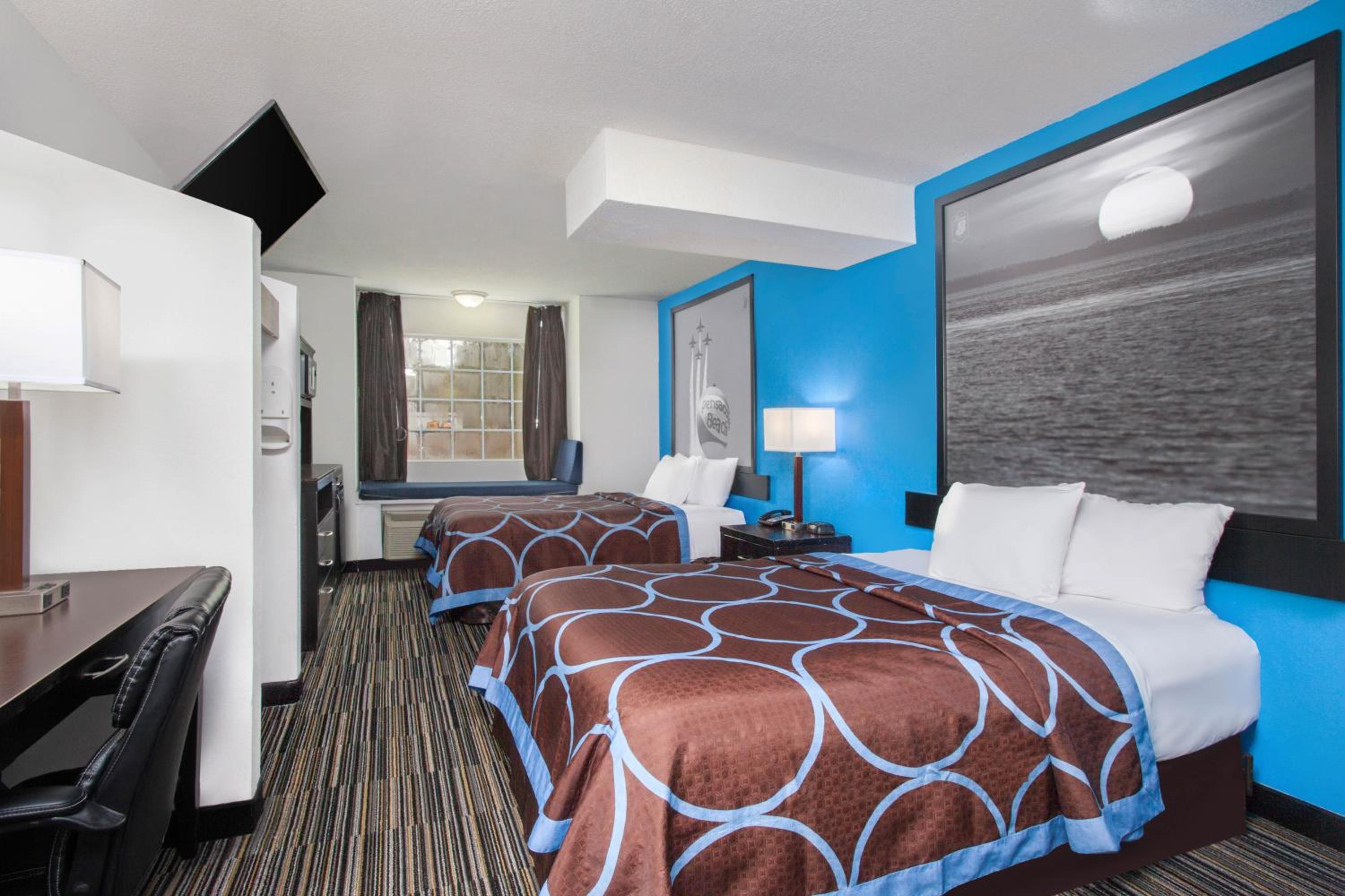 Queen Room with Two Queen Beds - Non-Smoking - Photo 5
