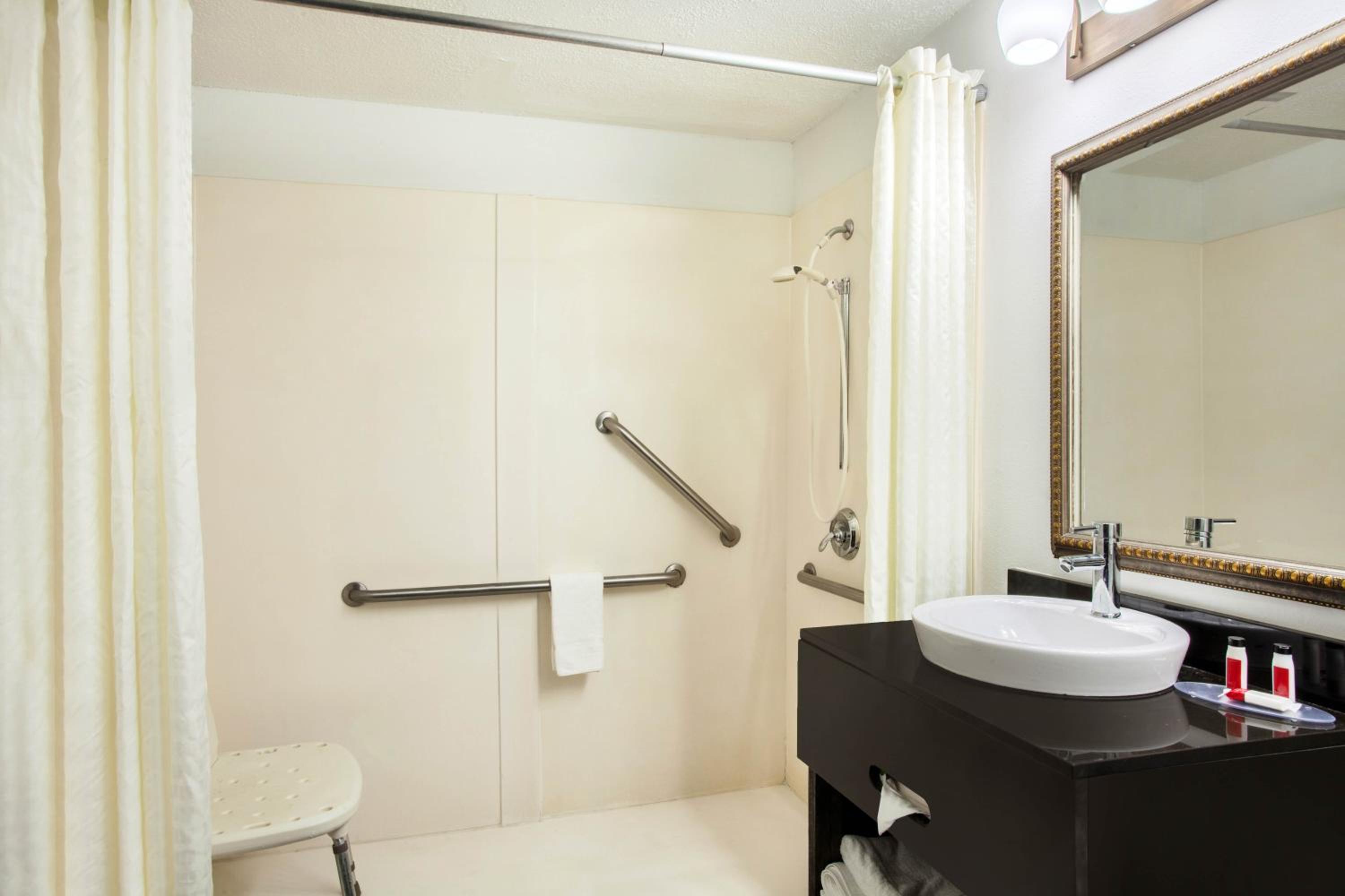 Queen Room - Mobility Access/Non-Smoking - Photo 4