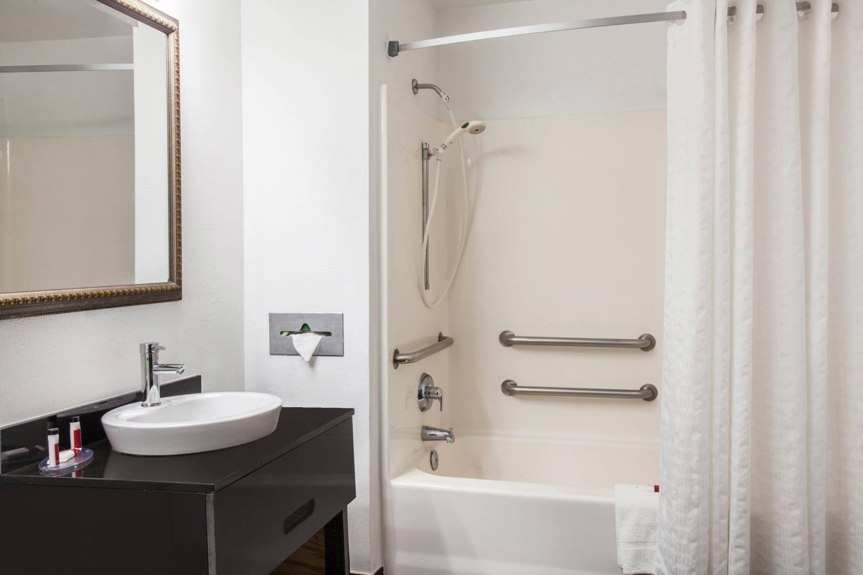 Queen Room - Mobility Access/Non-Smoking - Photo 2