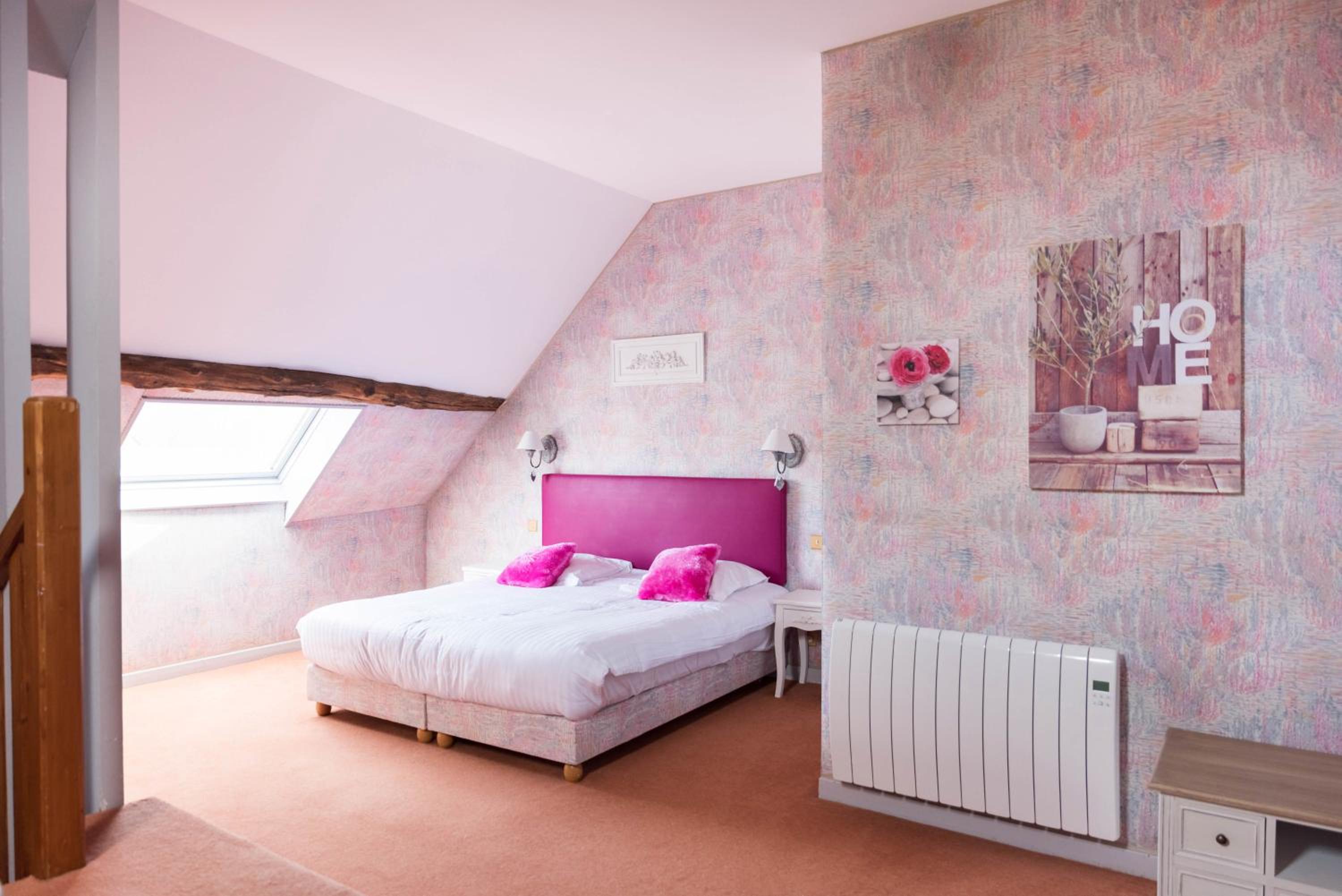 Deluxe Family Suite - Photo 8