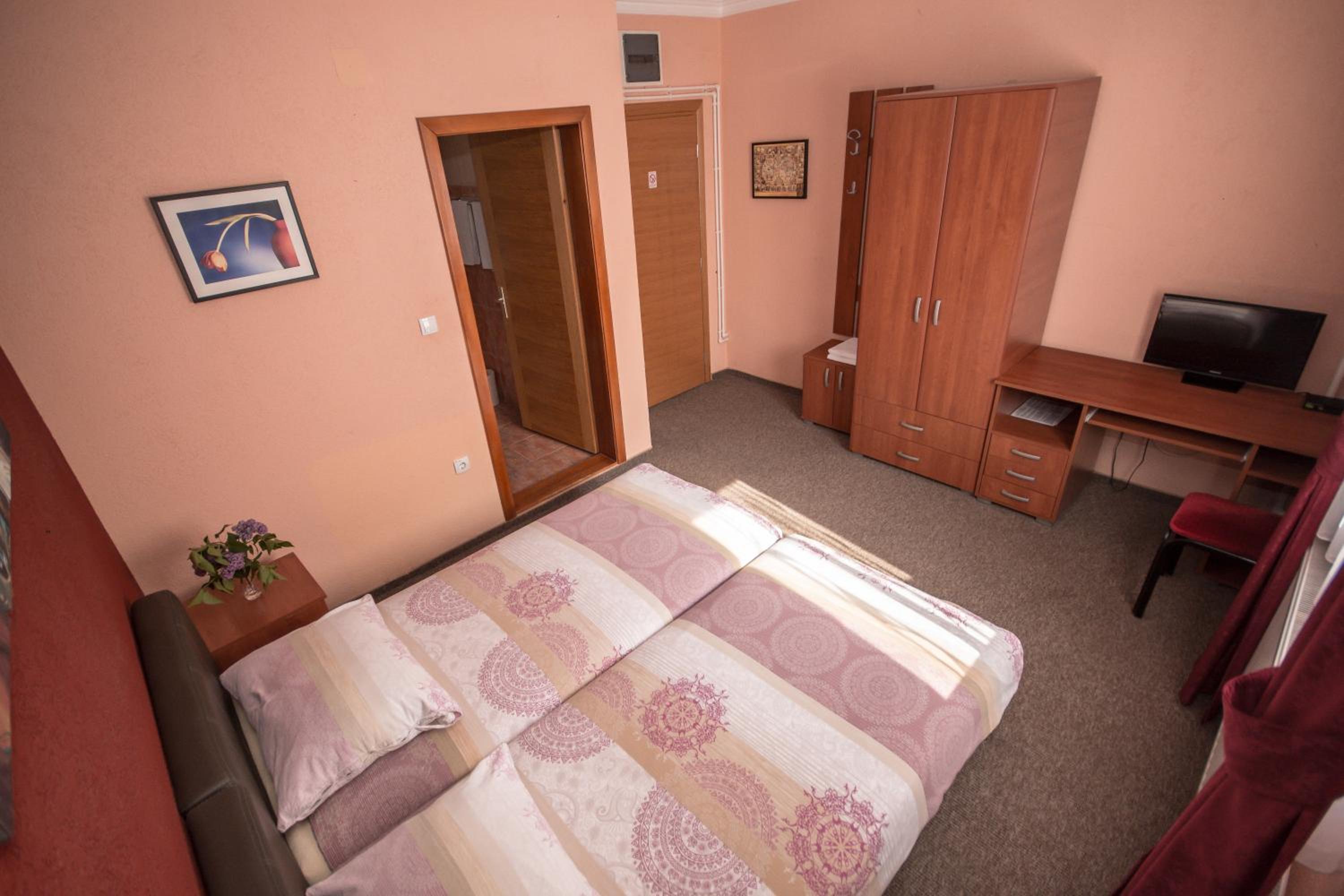 Standard Twin Room photo 3