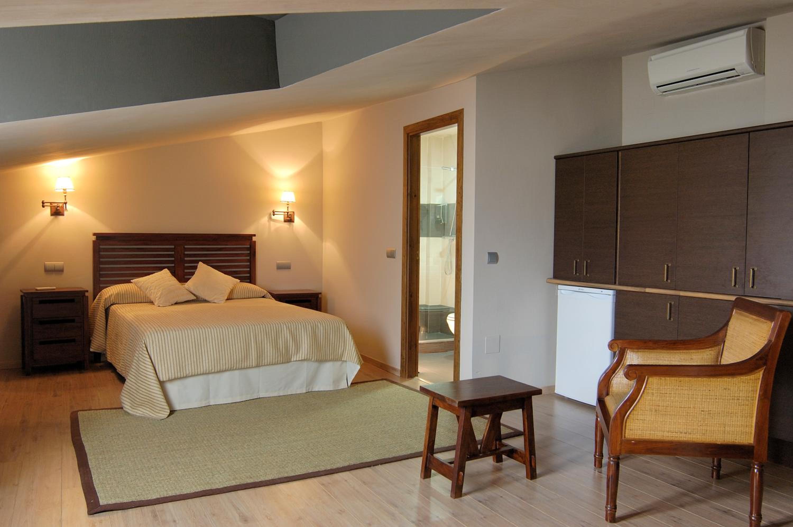 Queen Room with Balcony photo 2