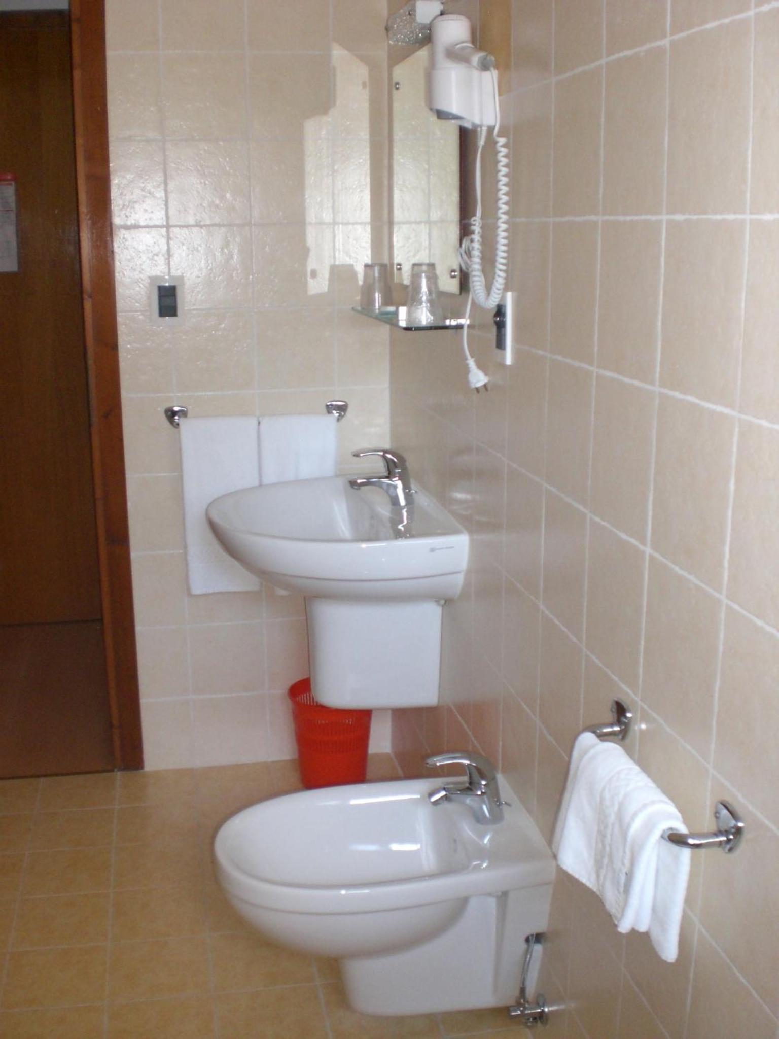 Double or Twin Room - Photo 4