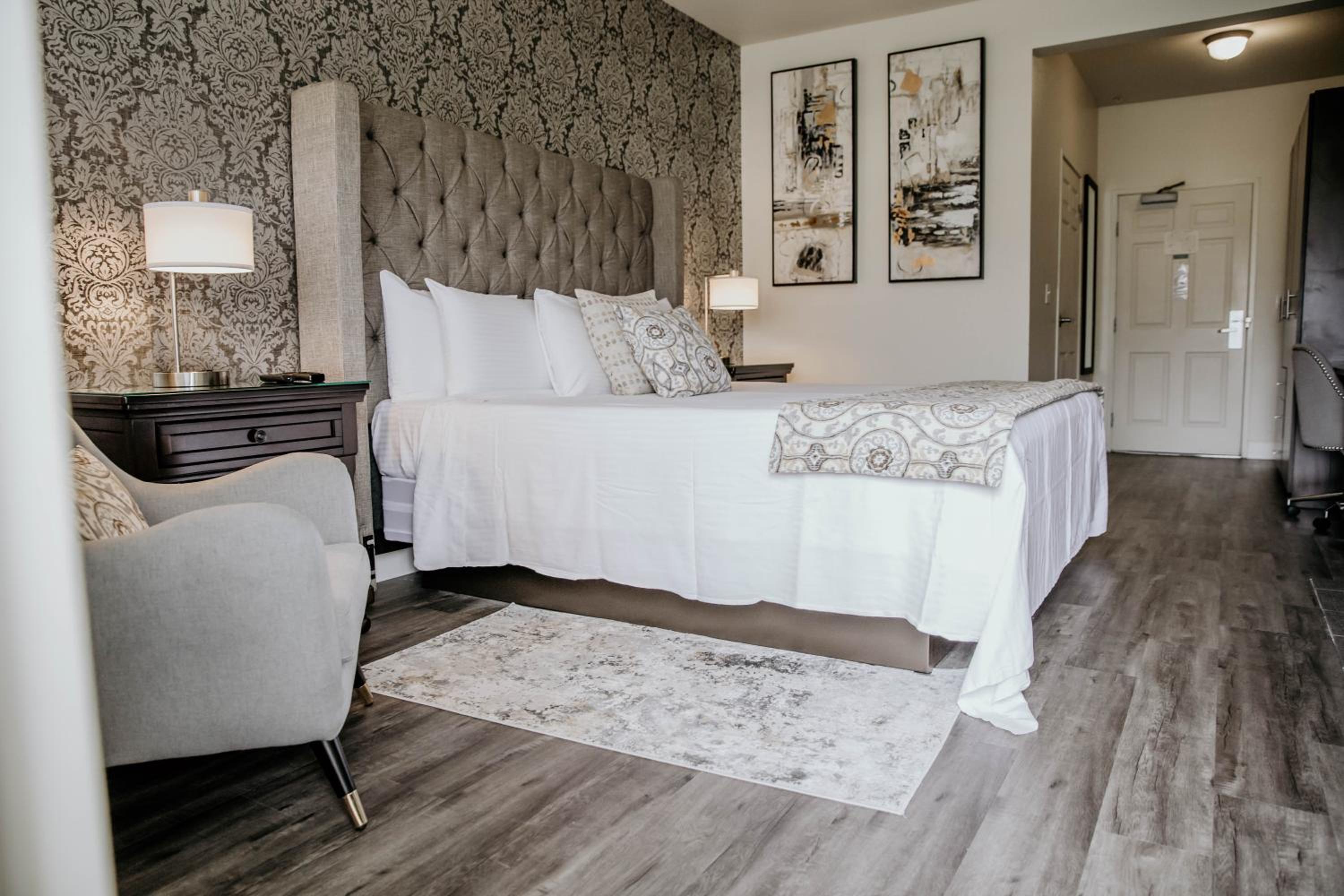 Deluxe Queen Room - Photo 2