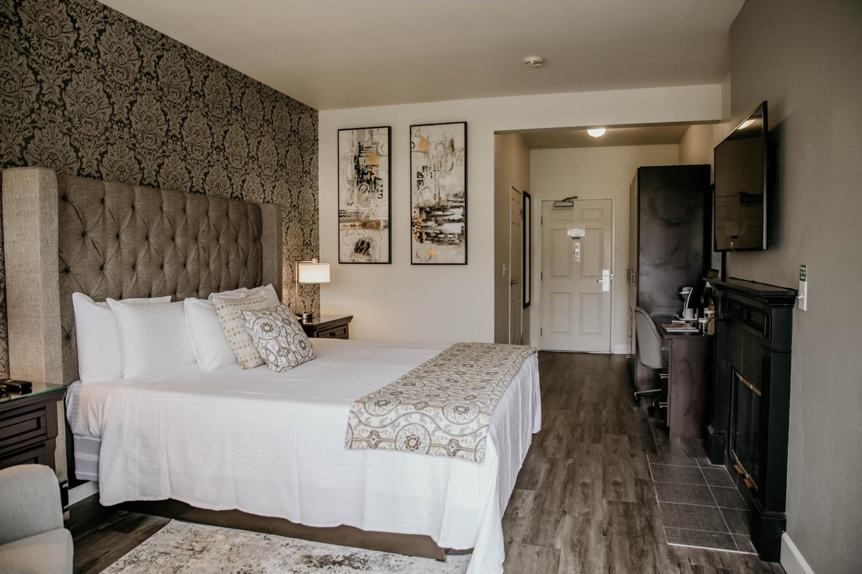 Deluxe King Room - Photo 1