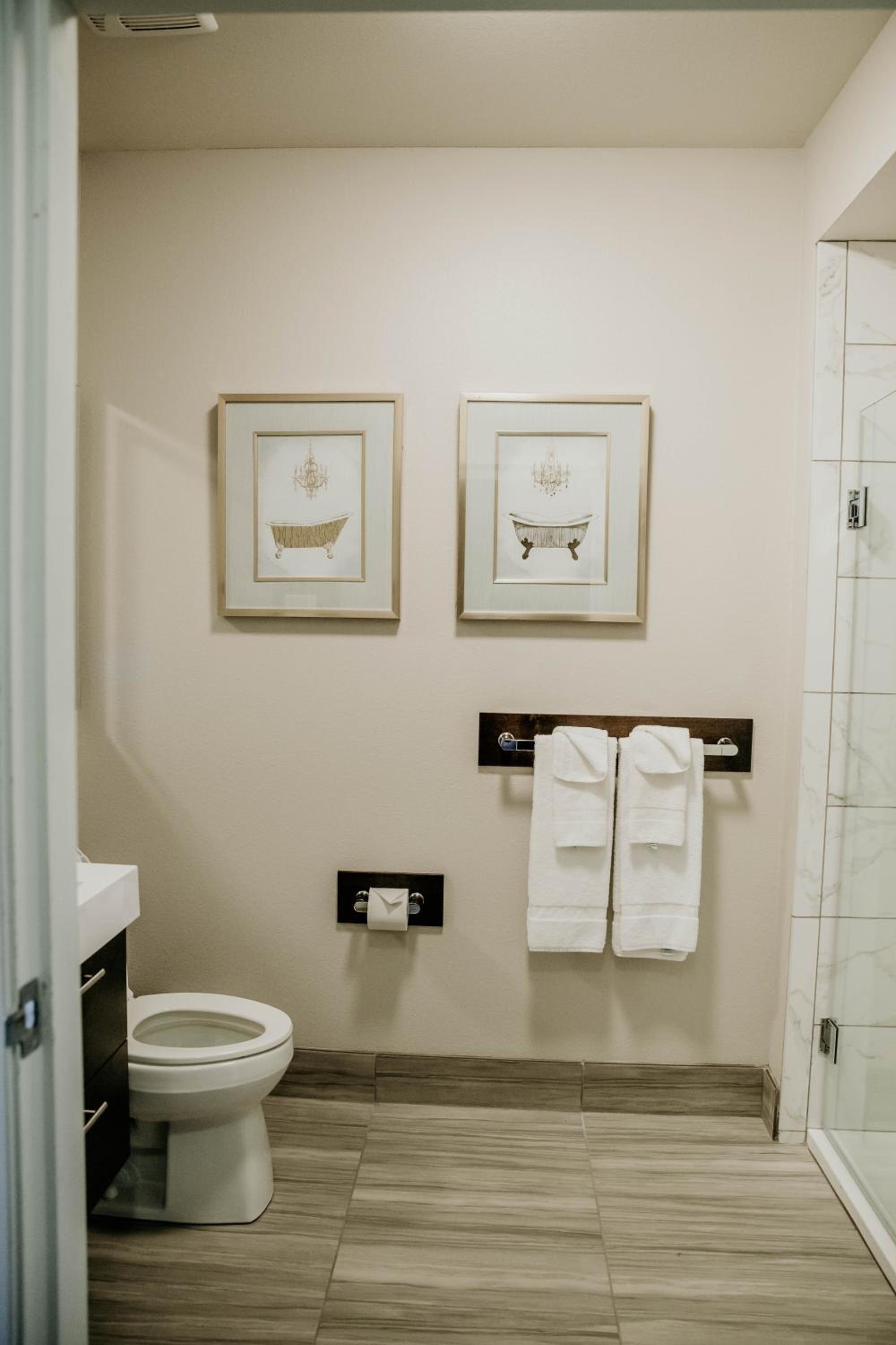 Deluxe King Room - Photo 2
