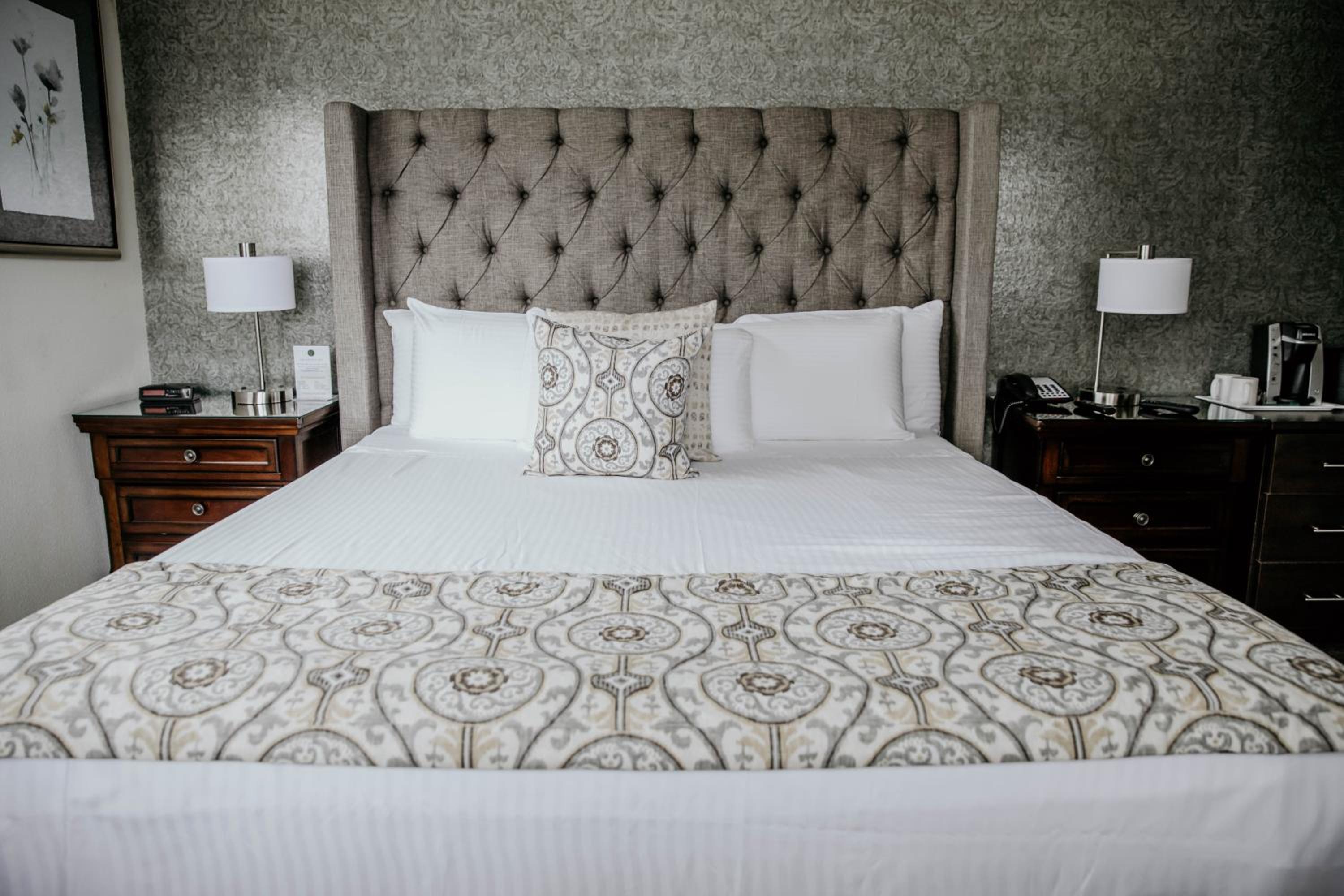 Deluxe King Room - Photo 6
