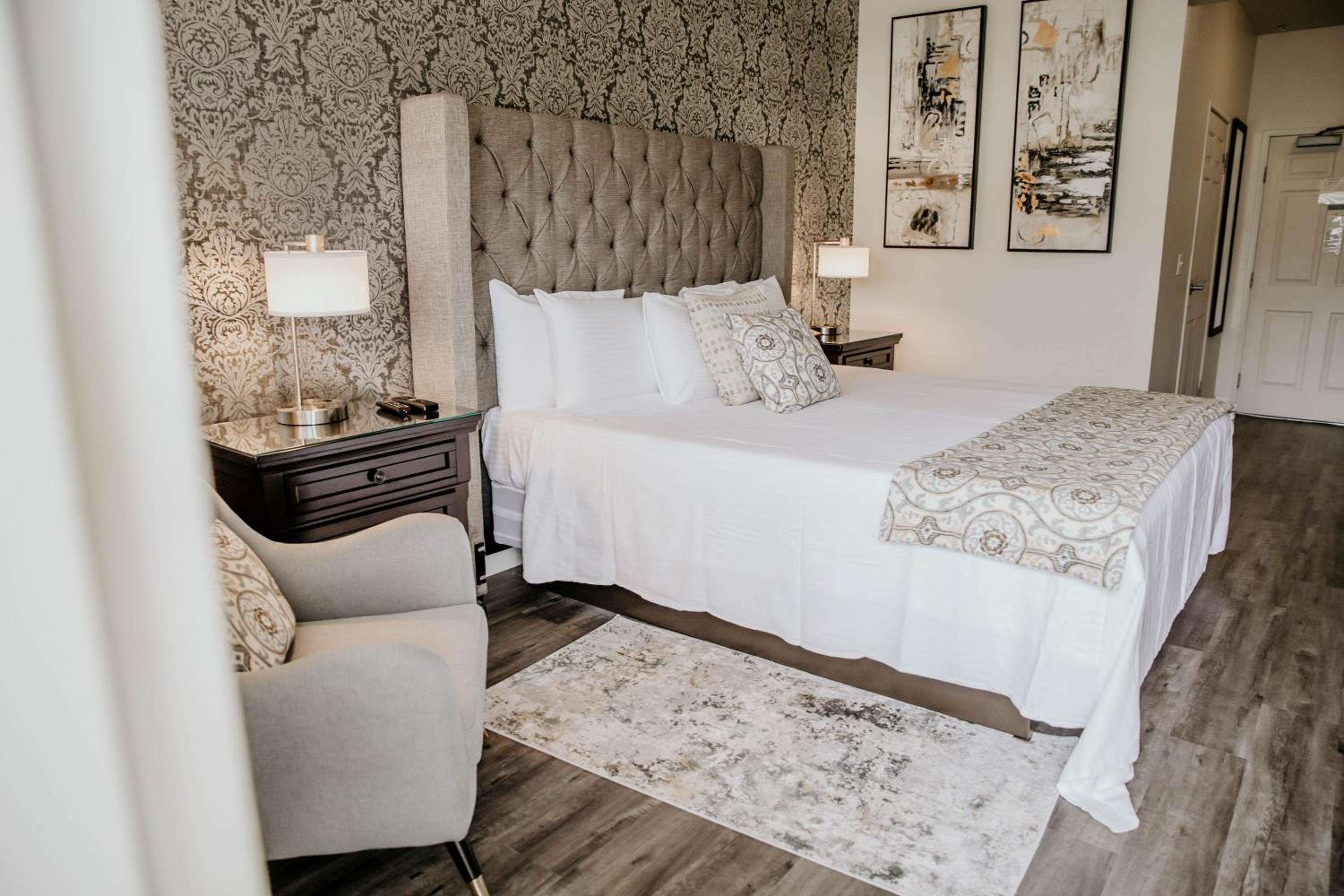 Deluxe Queen Room - Photo 1