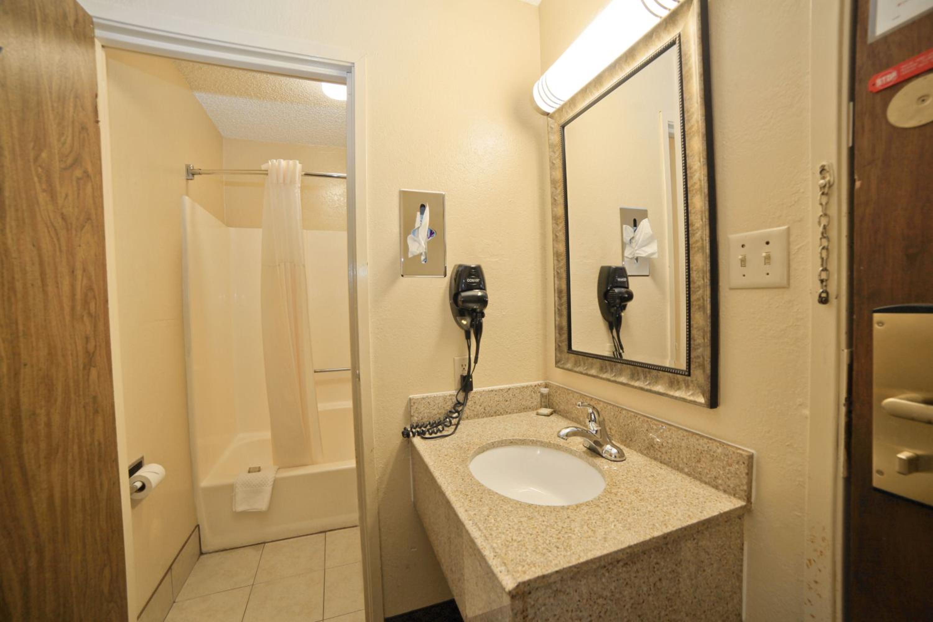 Deluxe Double Room with Two Double Beds - Non-Smoking - Photo 3