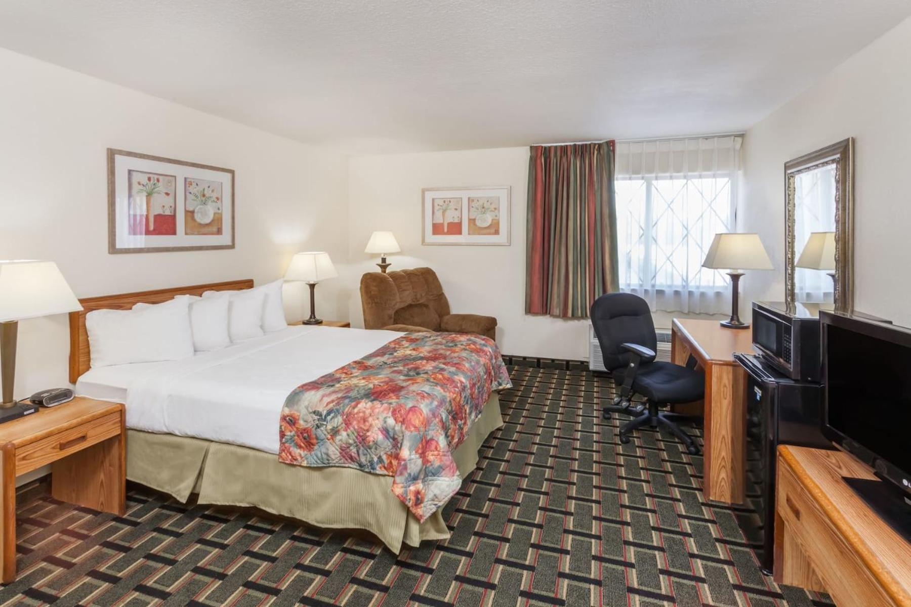 King Room - Non-Smoking photo 2