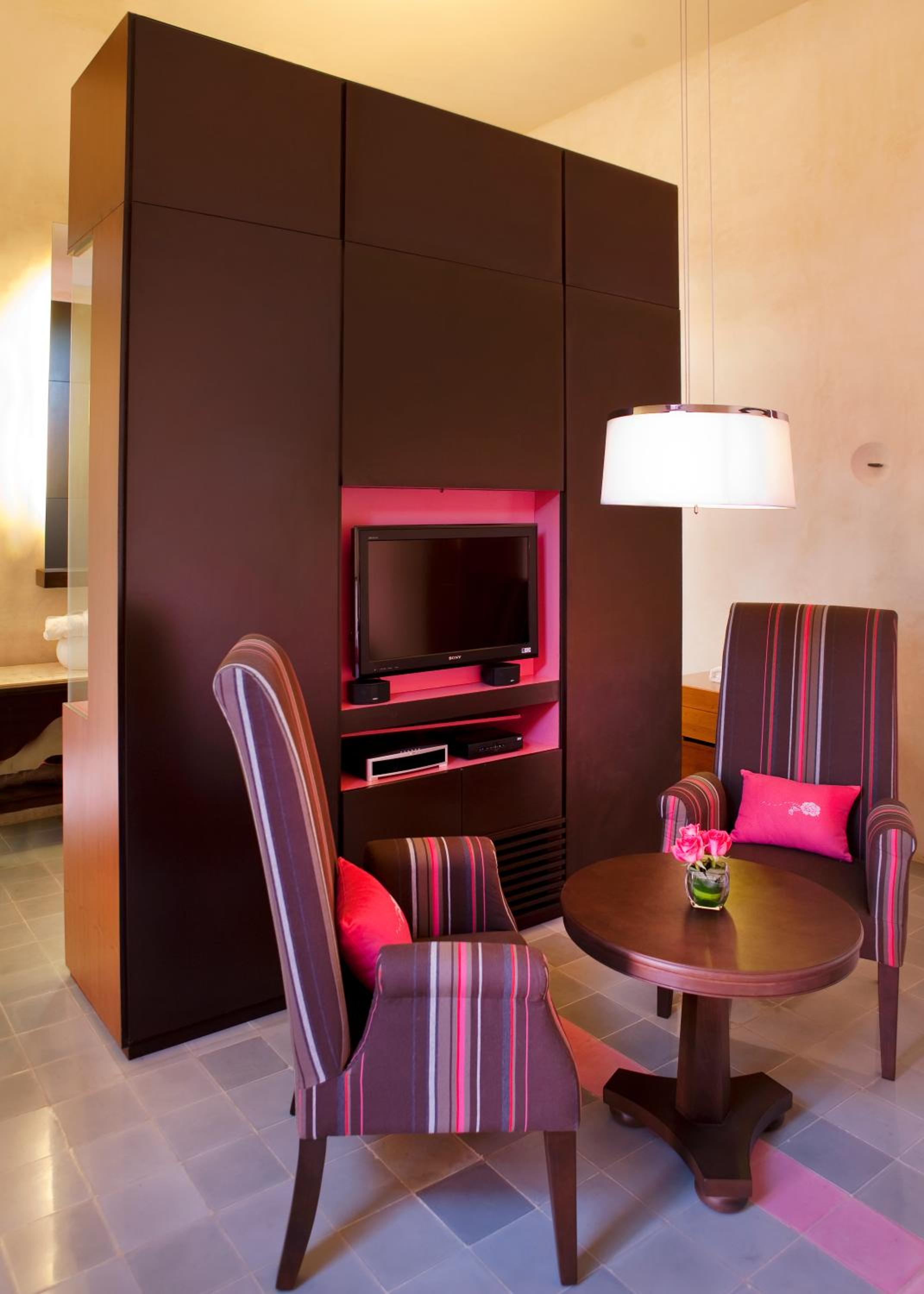 Deluxe King Room - Photo 5