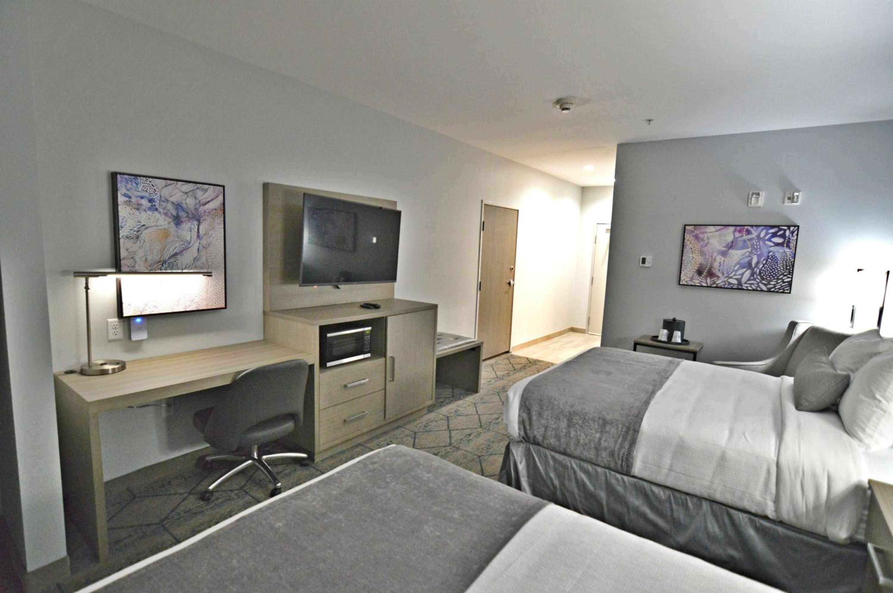 Queen Room with Two Queen Beds and Mobility Accessible Bathtub - Photo 4