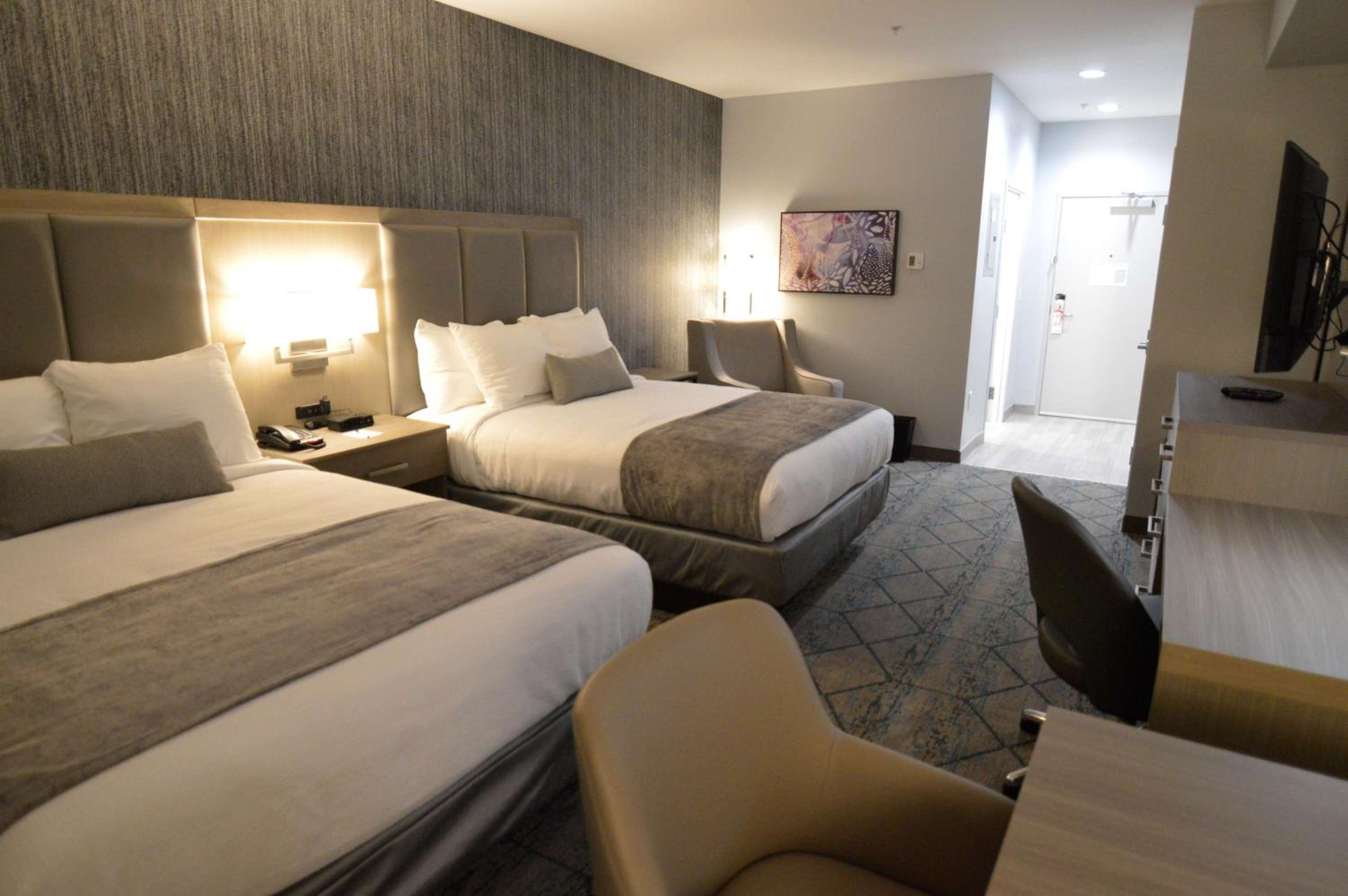 Queen Room with Two Queen Beds with Kitchenette - Photo 5