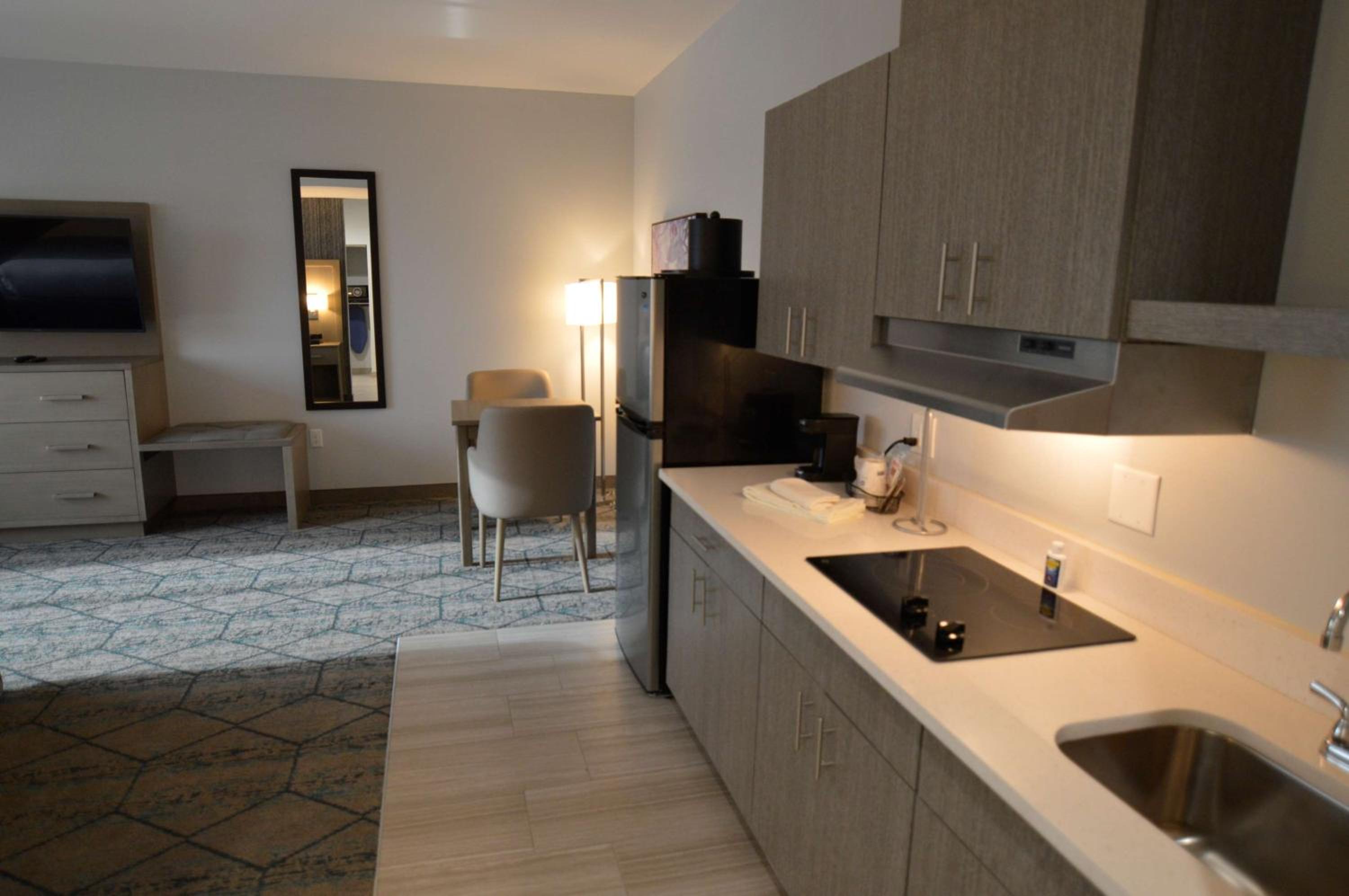 King Suite with Walk-In Shower and Sofa Bed - Disability Access/Non-Smoking - Photo 3