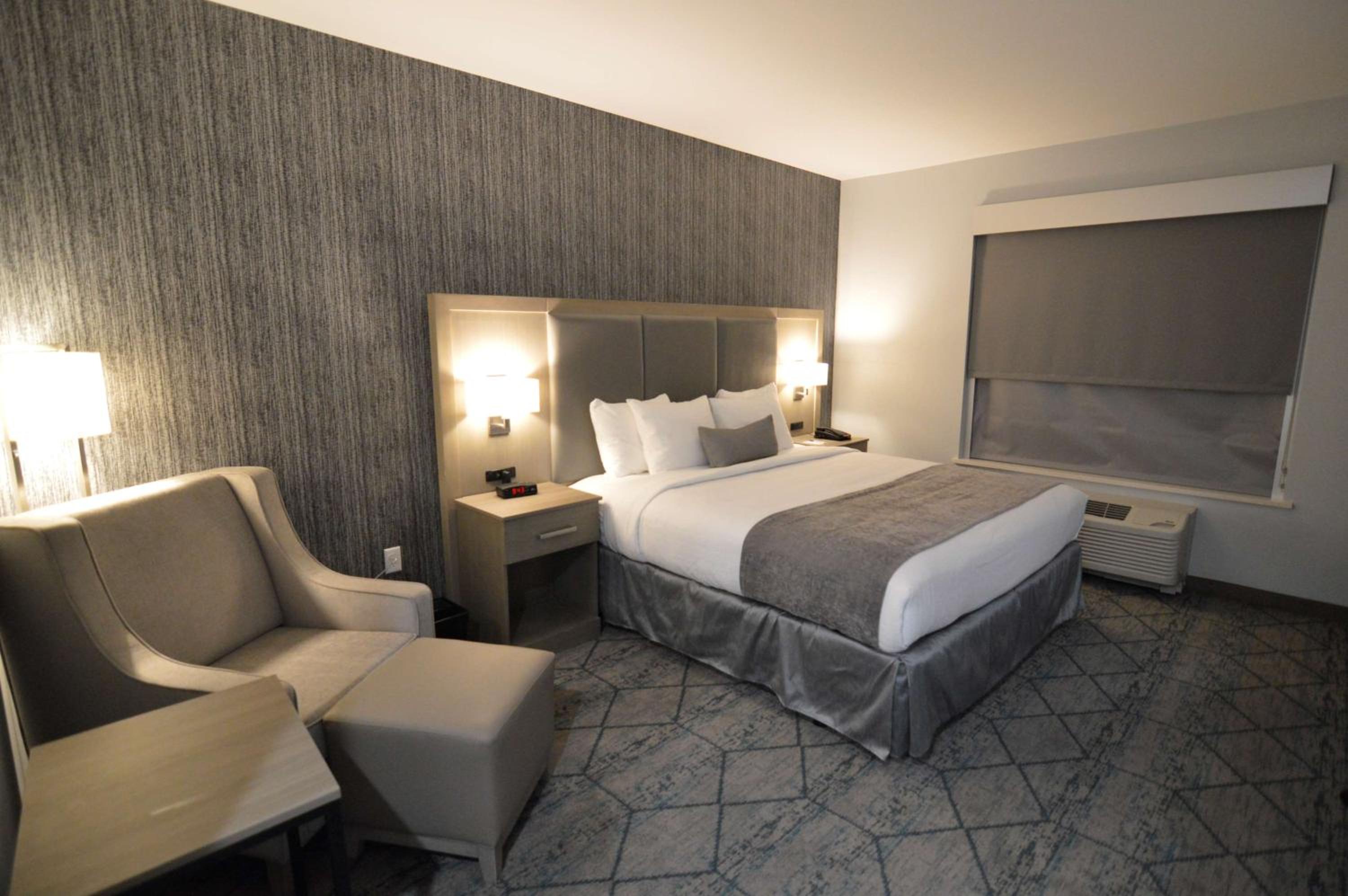King Room with Mobility Accessible Roll-In Shower and Kitchenette - Photo 1