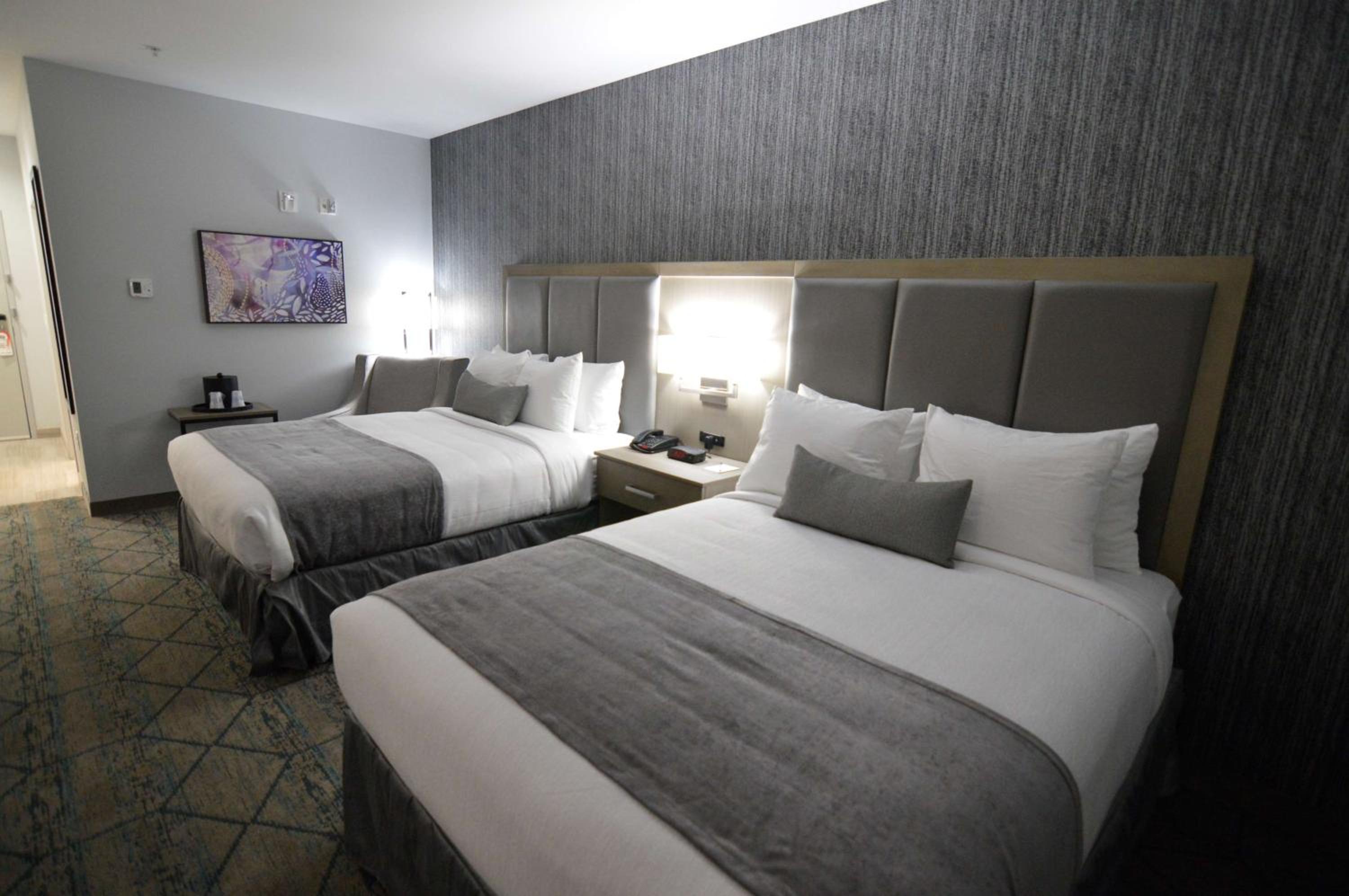 Queen Room with Two Queen Beds and Mobility Accessible Bathtub - Photo 3