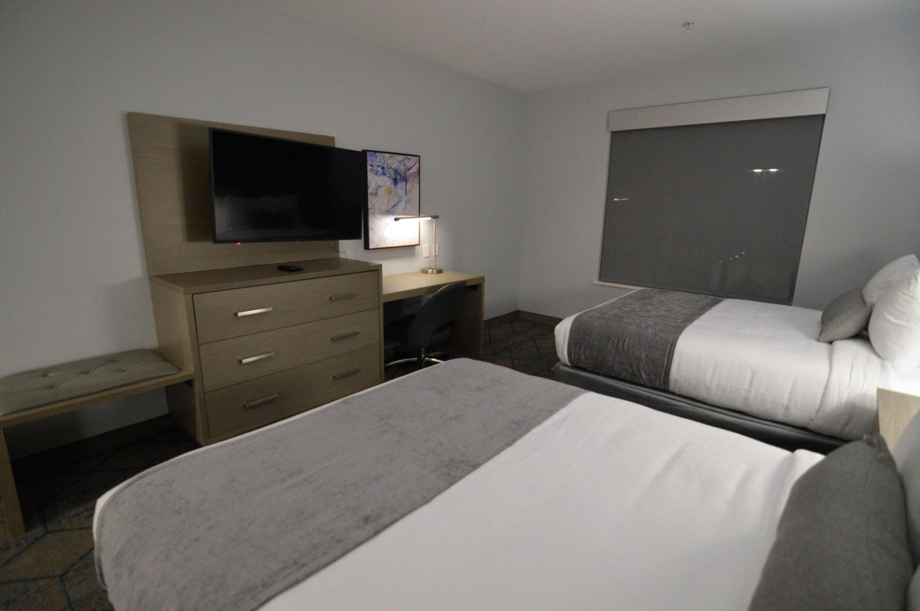 Queen Room with Two Queen Beds - Non-Smoking - Photo 4