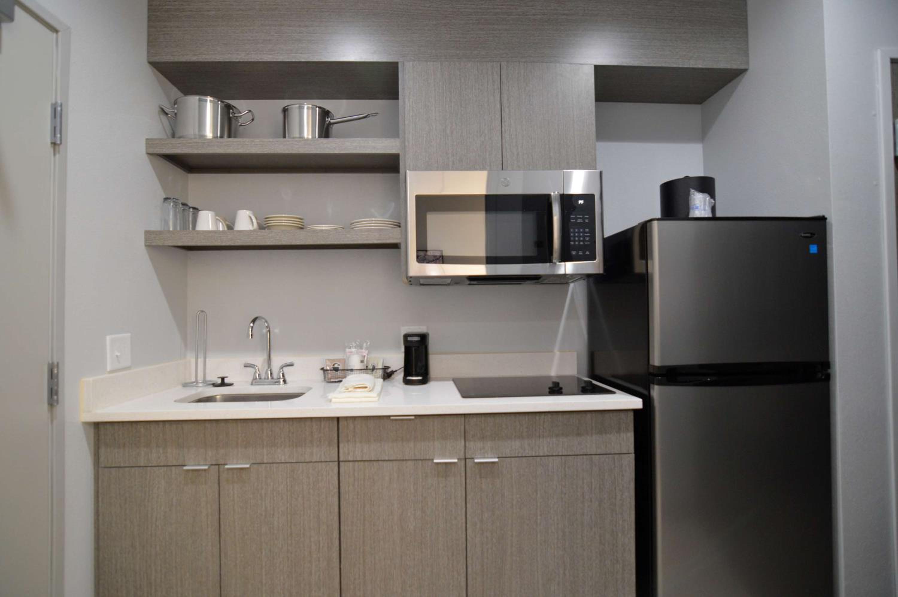 King Room with Mobility Accessible Roll-In Shower and Kitchenette - Photo 4