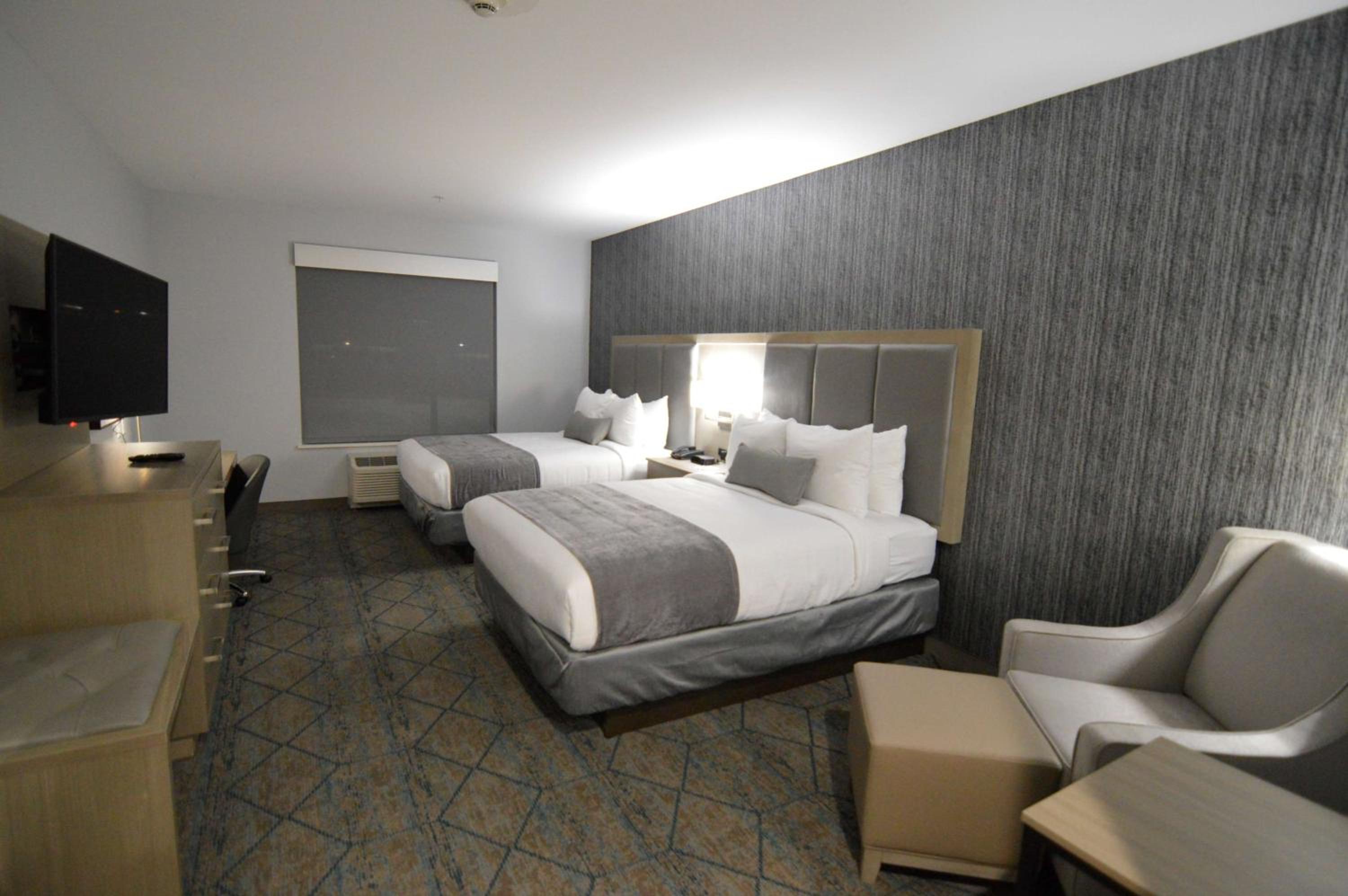Queen Room with Two Queen Beds - Non-Smoking - Photo 1