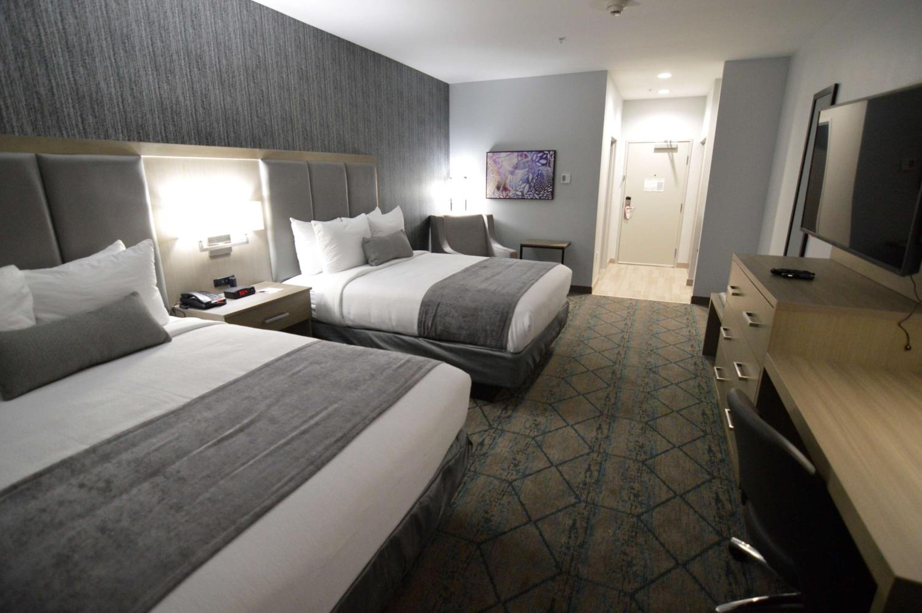 Queen Room with Two Queen Beds - Non-Smoking - Photo 3