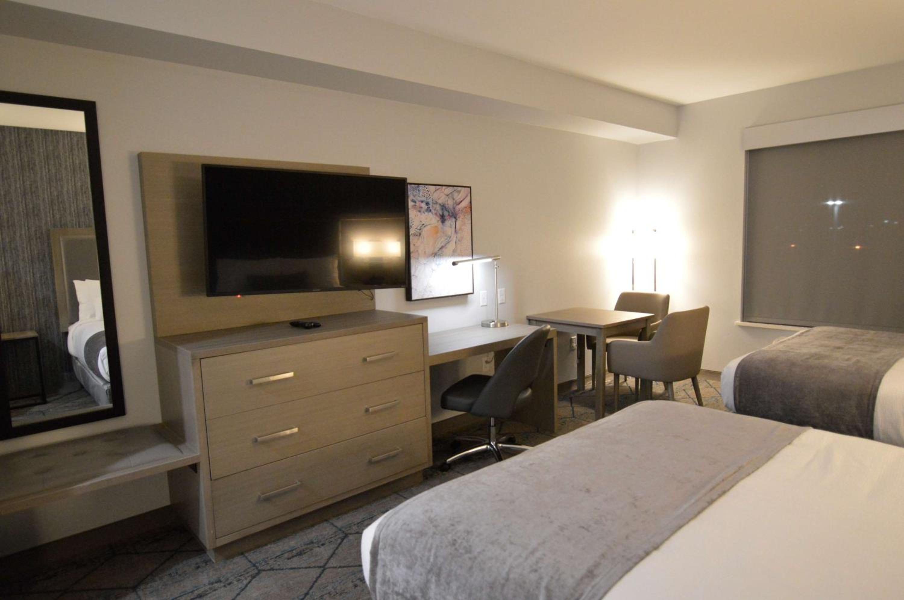 Queen Room with Two Queen Beds with Kitchenette - Photo 4