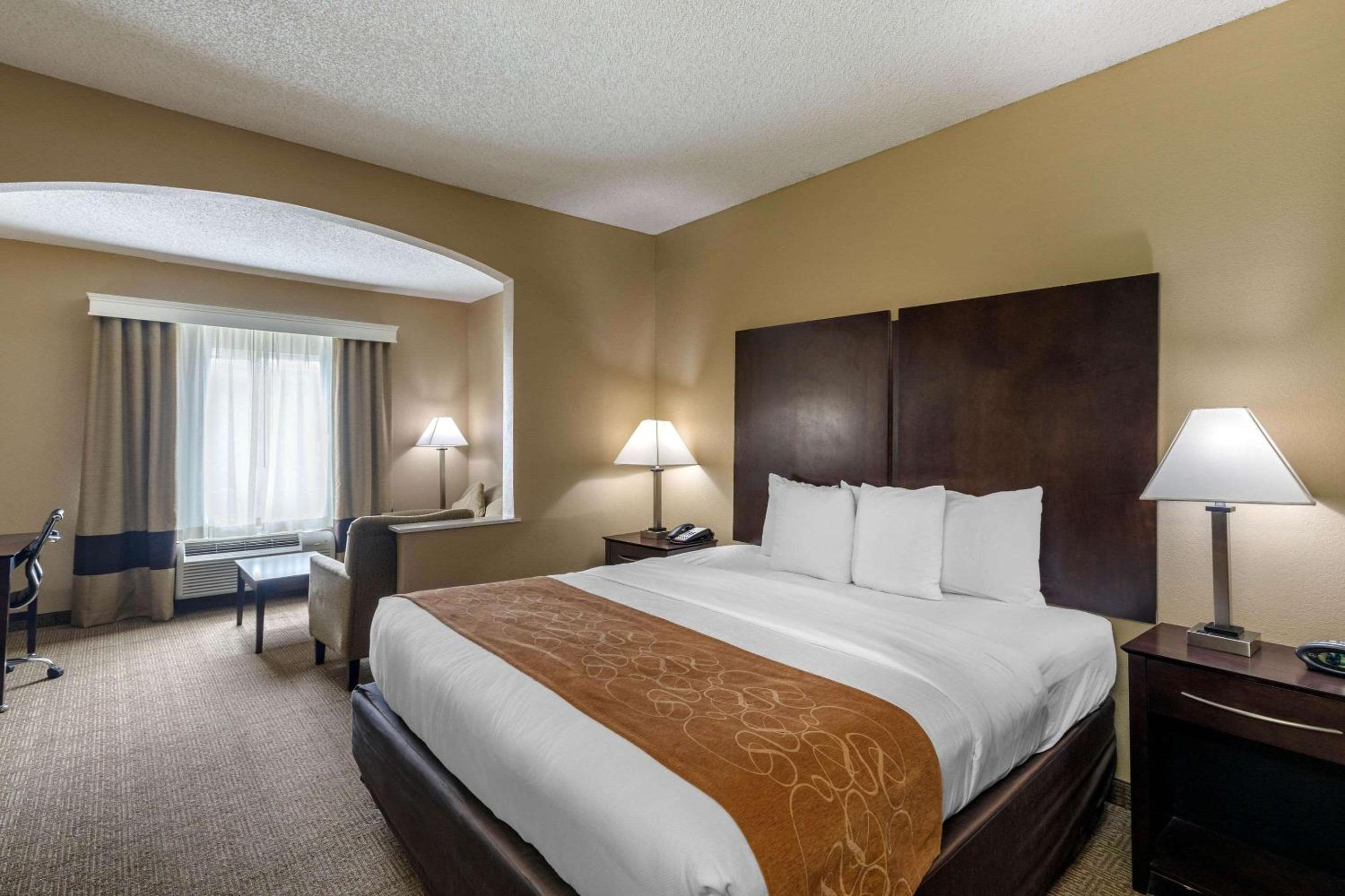 King Suite - Non-Smoking - Photo 2